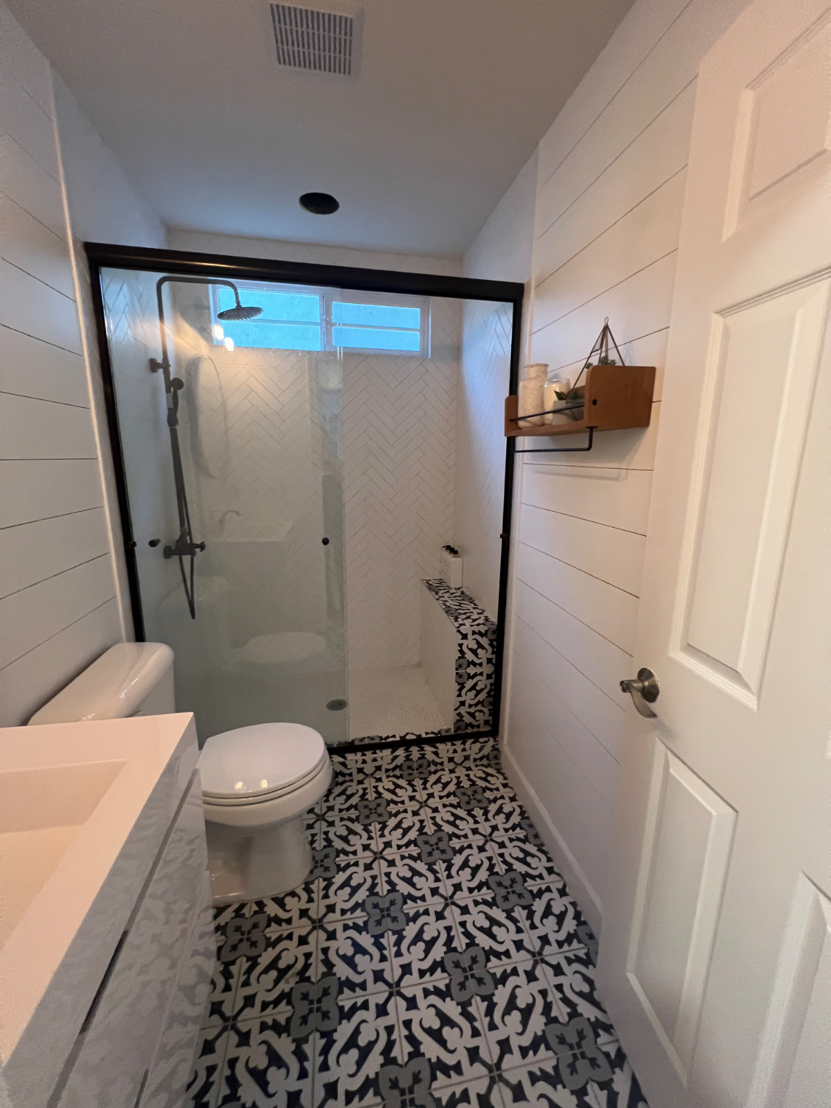 1 Bedroom/1 Bathroom Apartment 3 miles from beach in quiet safe neighborhood - Photo 4