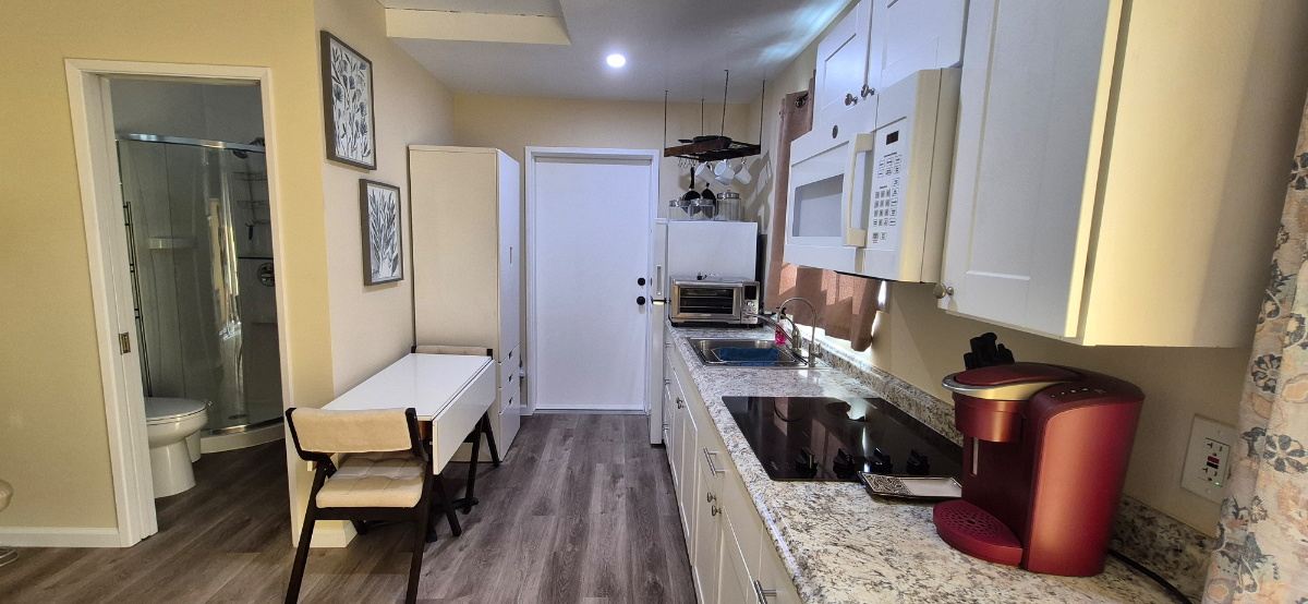 Cozy Stand Alone Studio Apartment with patio - Photo 2