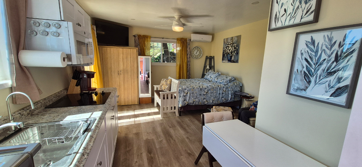Cozy Stand Alone Studio Apartment with patio - Photo 3
