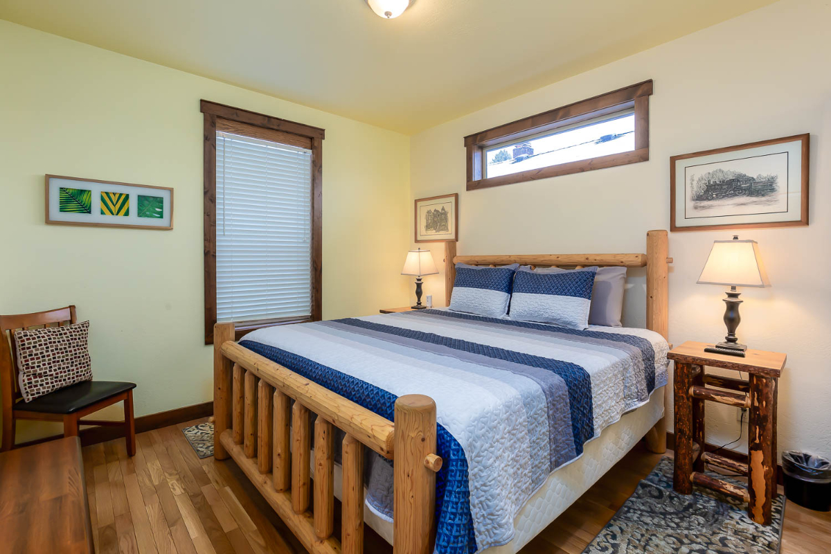 Pet Friendly Newport Avenue Cottage - Photo 2