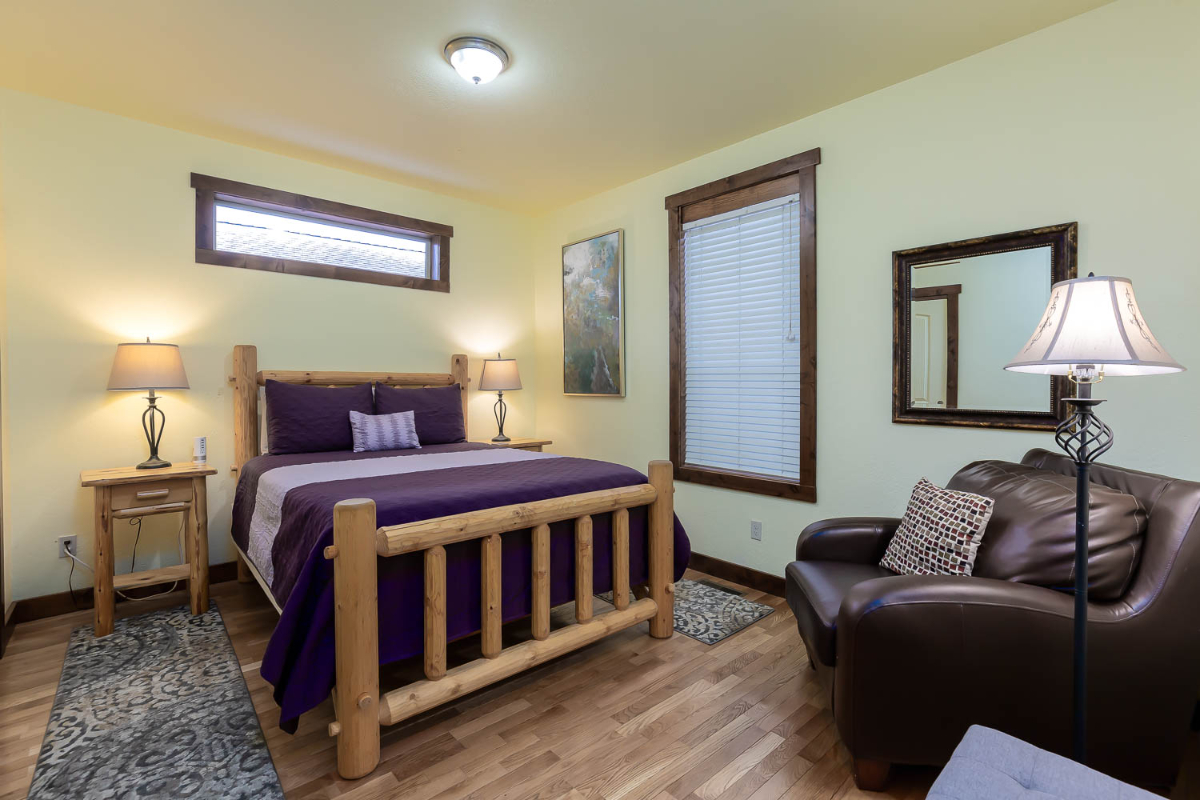 Pet Friendly Newport Avenue Cottage - Photo 3