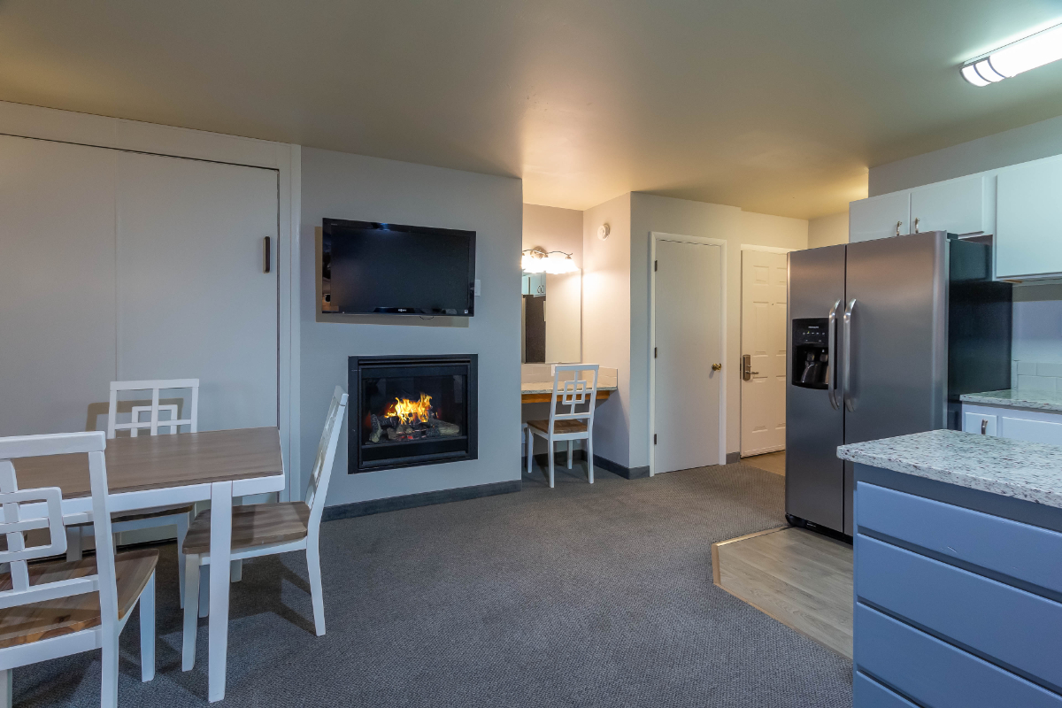 Wall Street, Riverfront Condo, 1 bed, 2 bath - Photo 3