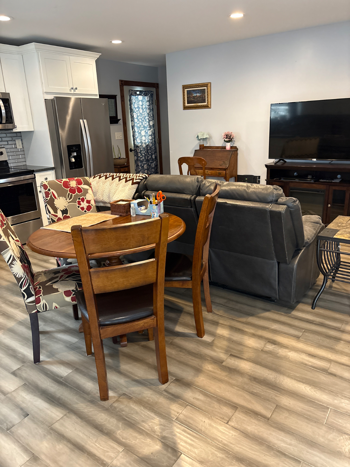 Downtown 1BR Apt/Eat in Kitchen/Living Area/Ensuite Bathroom with Separate Entrance - Photo 2