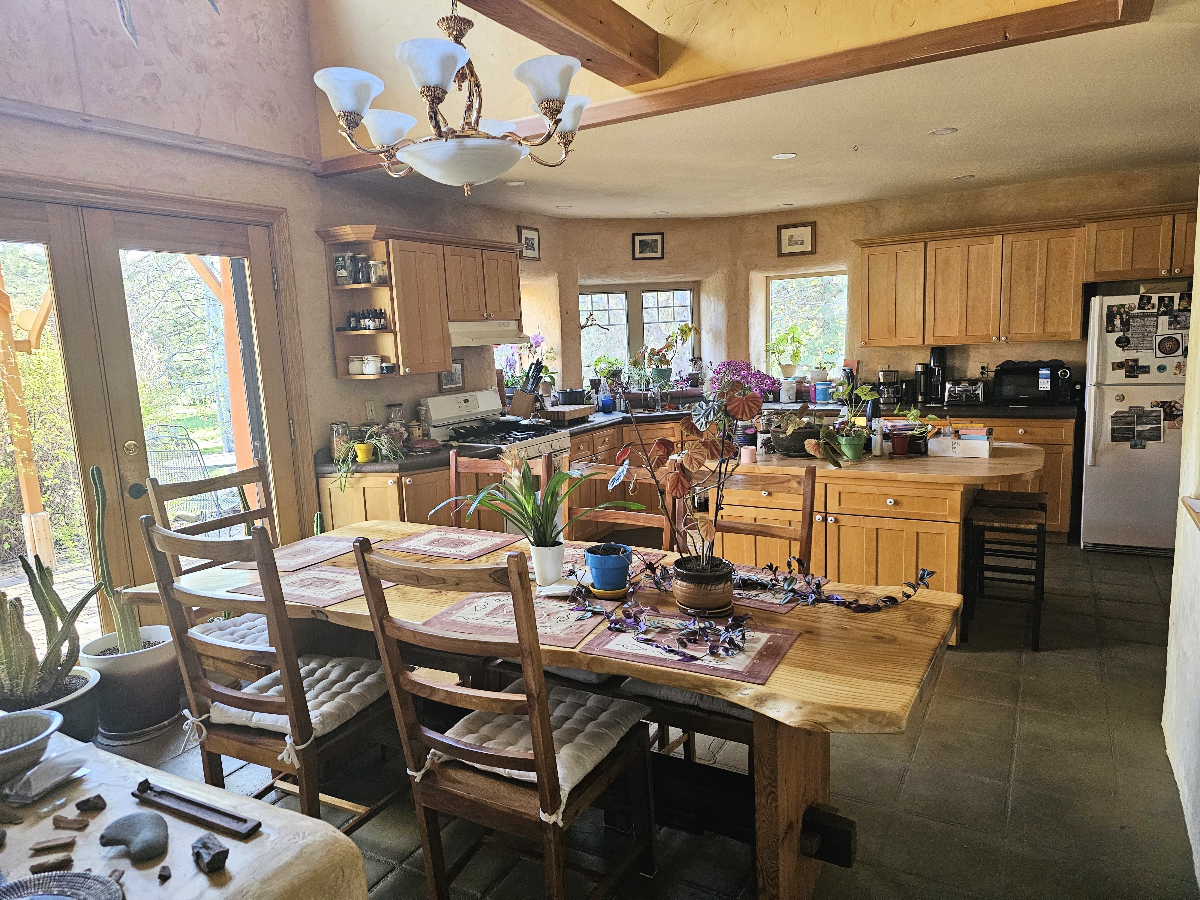 Cozy Warm House within walking distance of St Charles Hospital - Photo 2