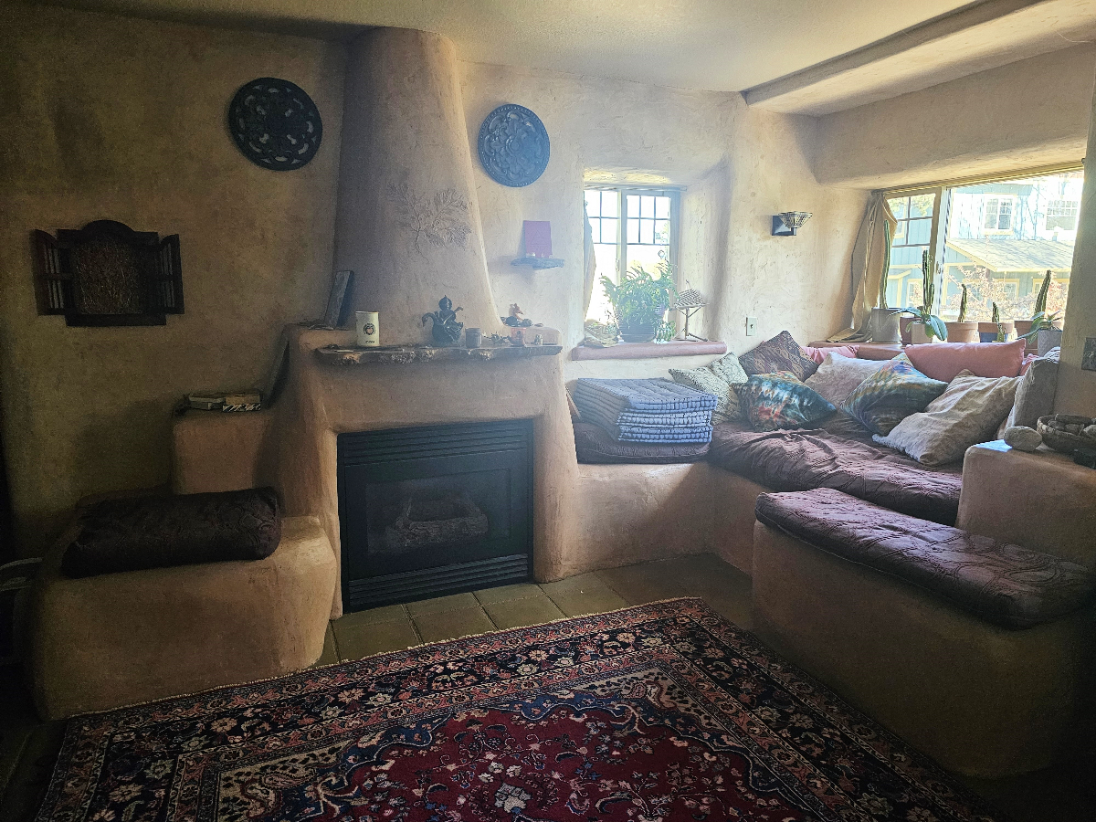 Cozy Warm House within walking distance of St Charles Hospital - Photo 3