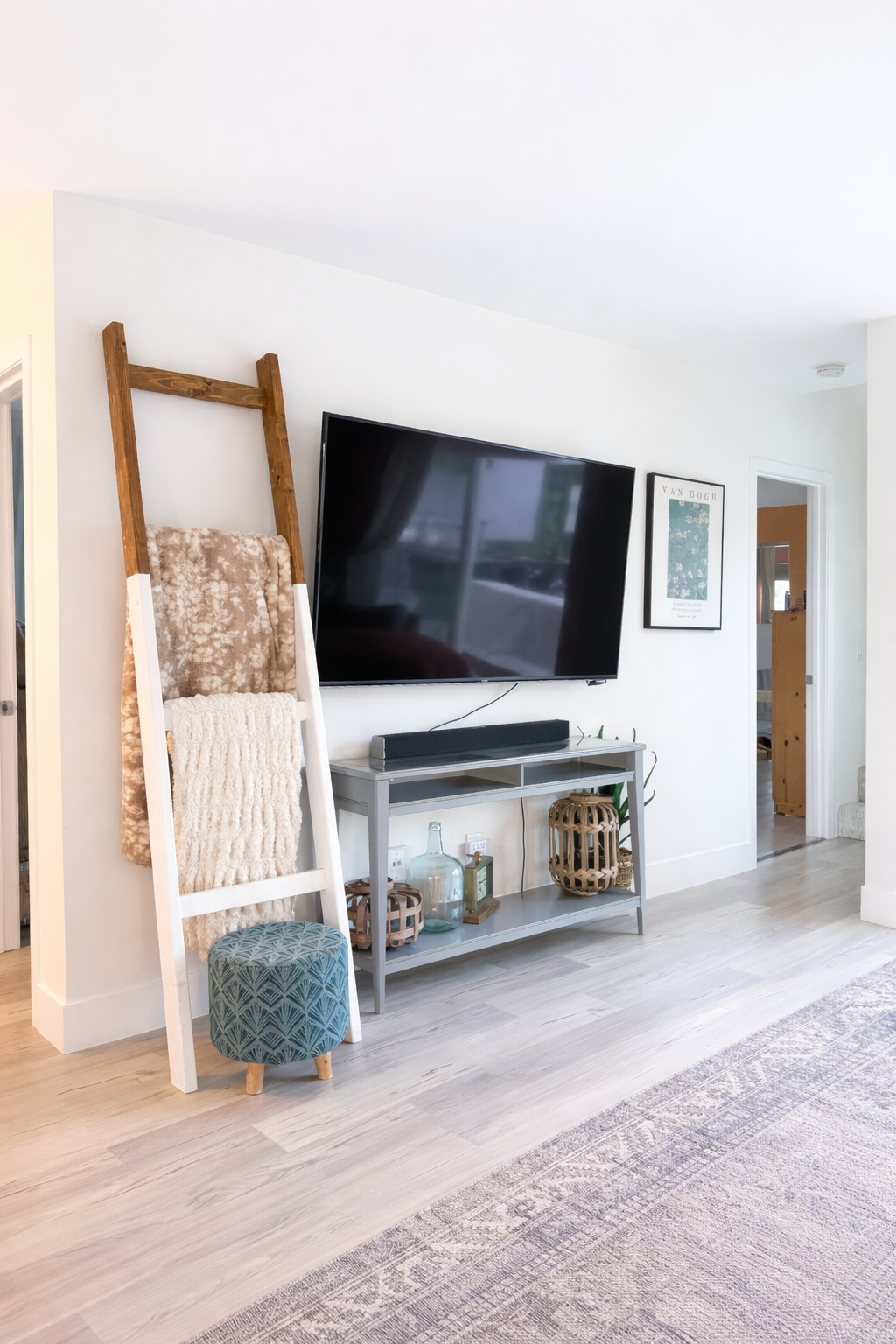 Designer 4 BD / 2 BA Cozy Home in Quiet Neighborhood - Photo 2