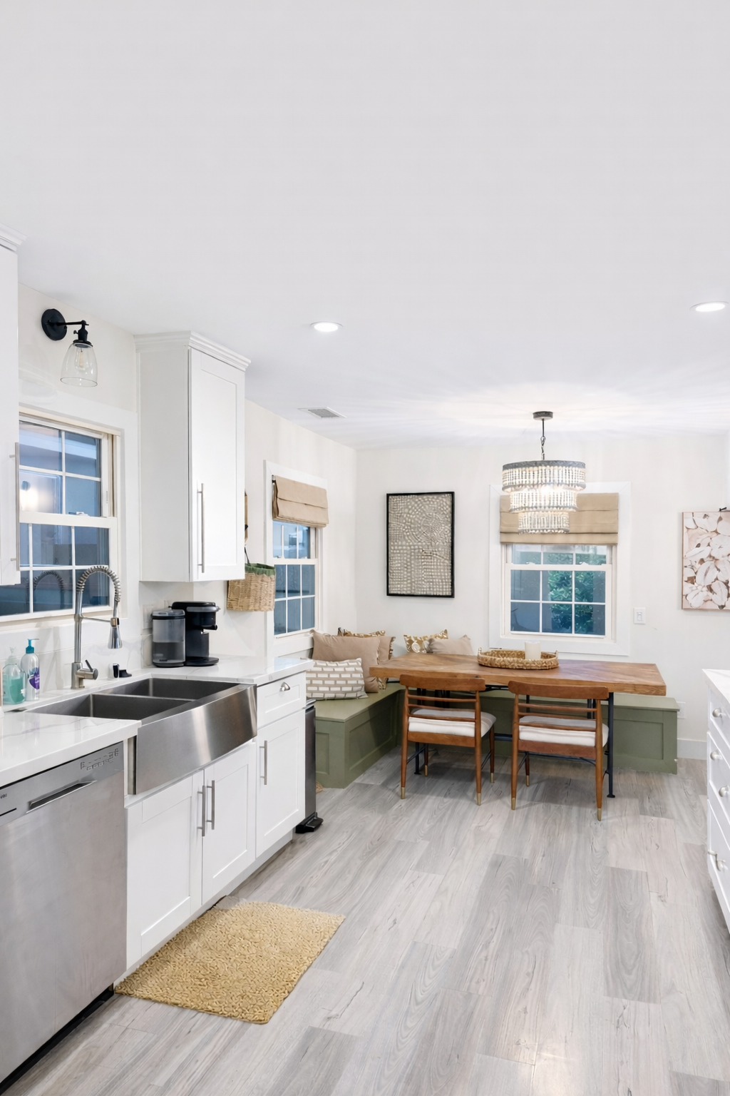 Designer 4 BD / 2 BA Cozy Home in Quiet Neighborhood - Photo 4