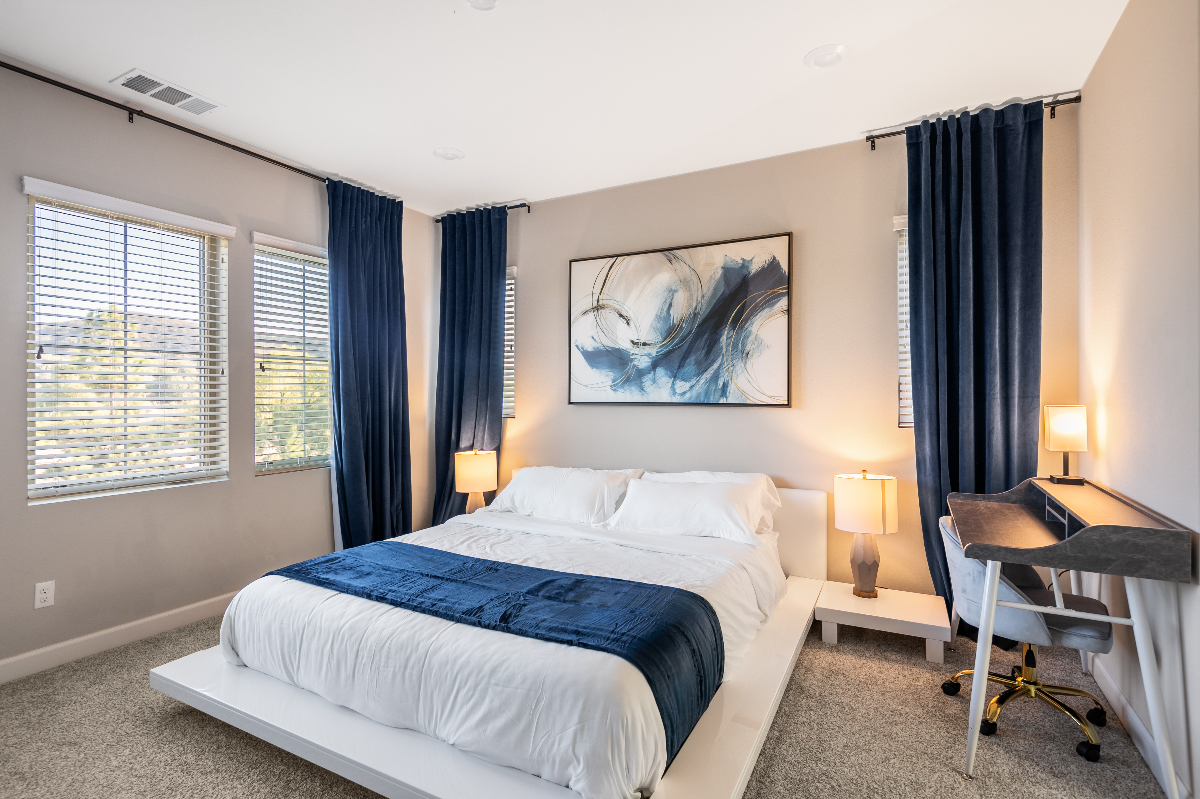 Modern Furnished 3BR Townhome - Ideal for Mid-Term Stays - Photo 3
