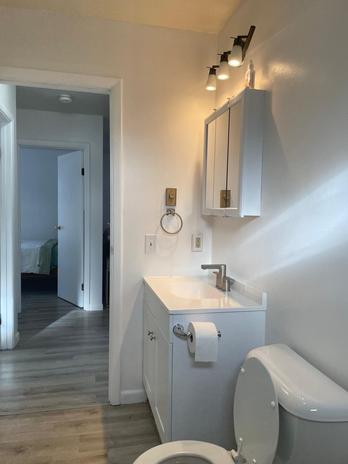 2 Bedroom Fully Furnished, Newly Renovated Apartment Ideal for Travel Nurses & Professionals - Photo 3