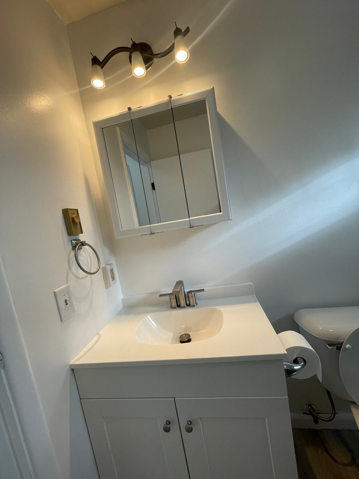 2 Bedroom Fully Furnished, Newly Renovated Apartment Ideal for Travel Nurses & Professionals - Photo 6