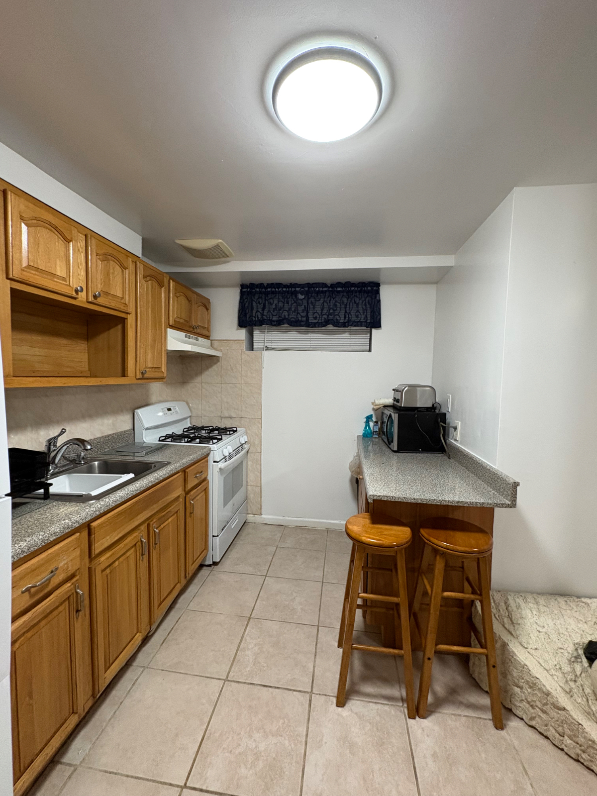 Newly Renovated 2BR 1BA Basement Apartment With Prime Location Near Major Hospitals And Transit - Photo 3