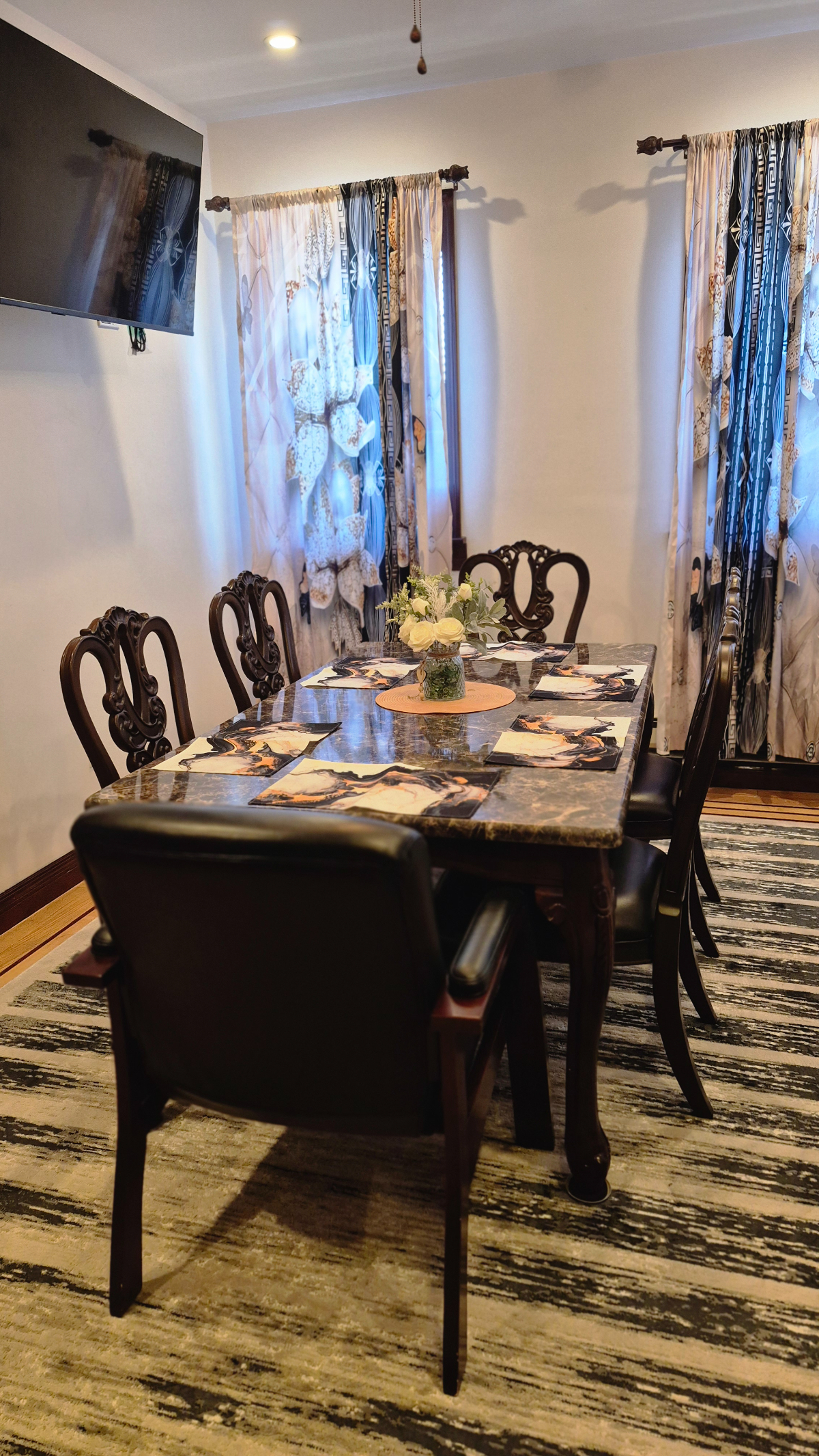 Elegant Private Room with Shared Living and Bathroom Space - Photo 2