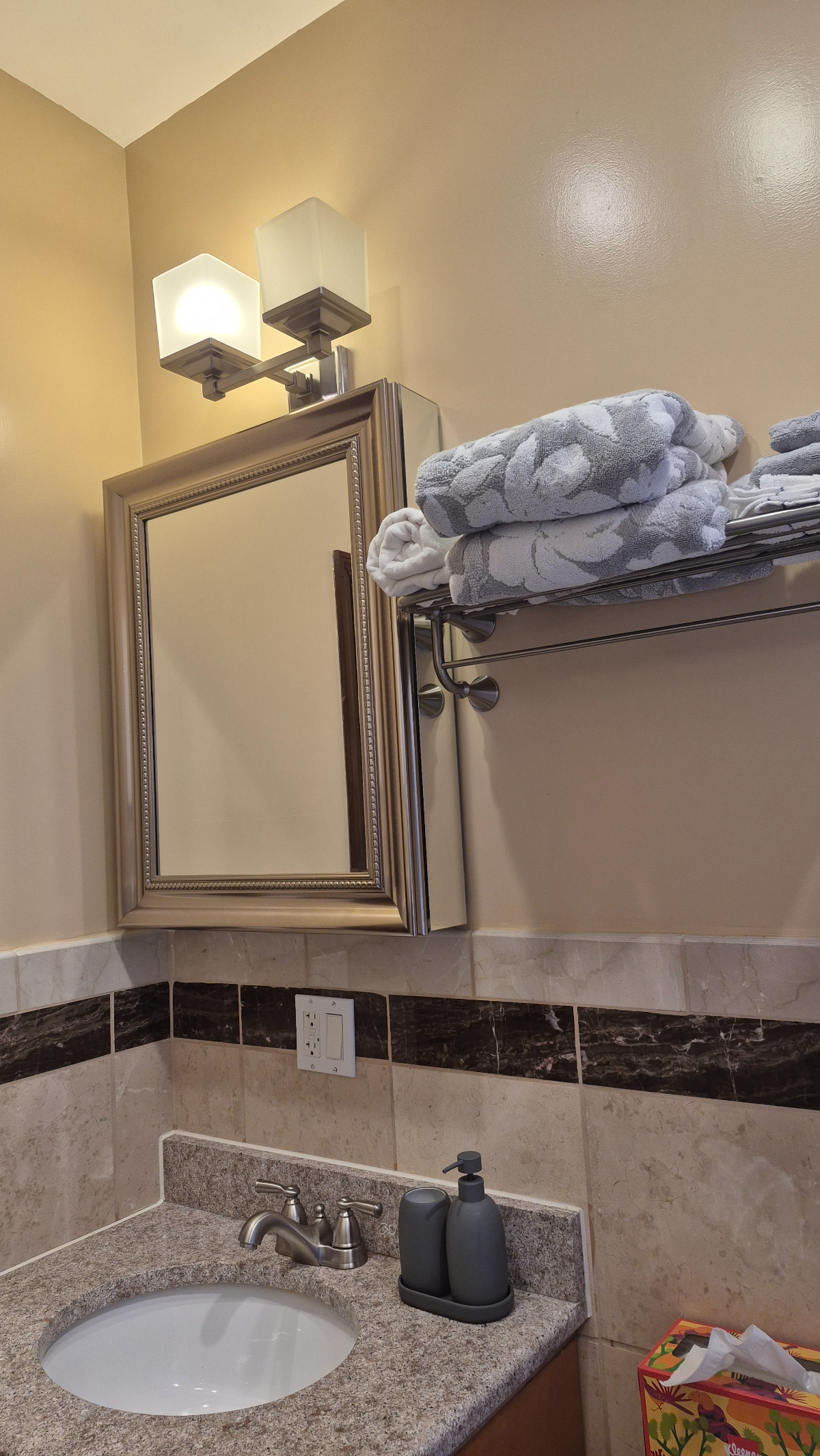 Elegant Private Room with Shared Living and Bathroom Space - Photo 8