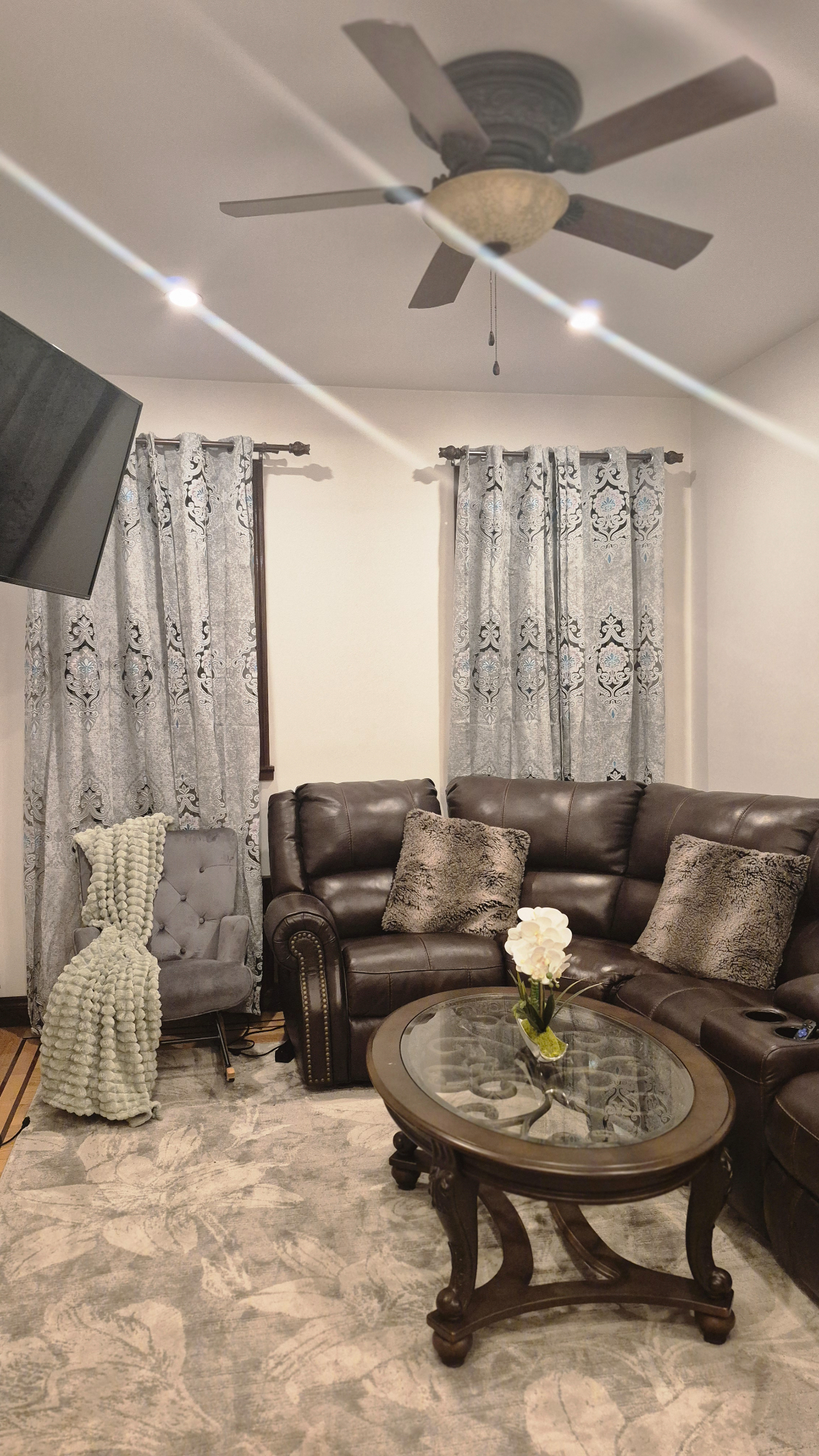 Elegant Private Room with Shared Living and Bathroom Space - Photo 3