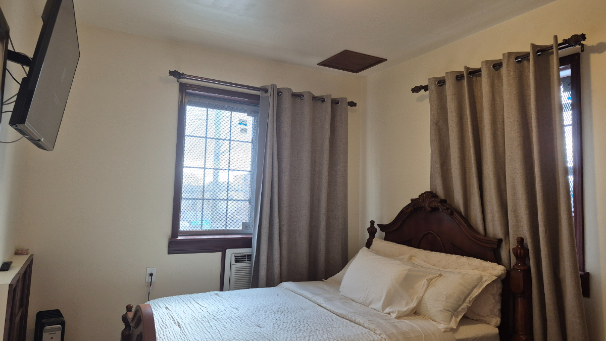 Elegant Private Room with Shared Living and Bathroom Space - Photo 4