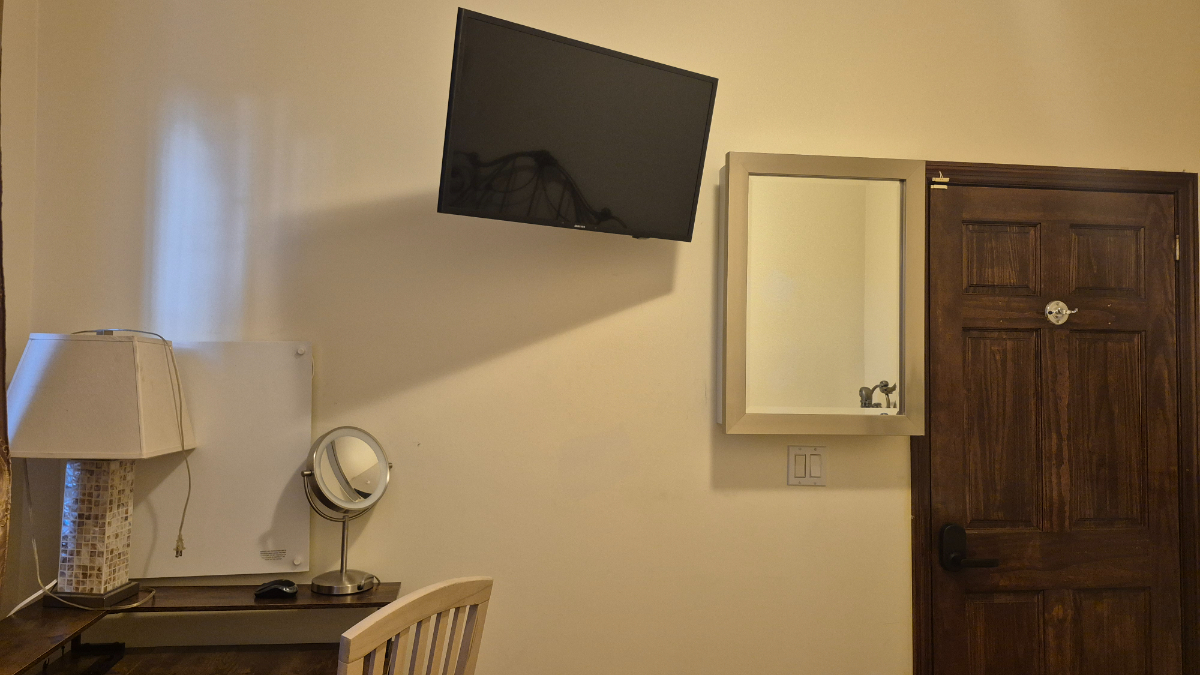 Elegant Private Room with Shared Living and Bathroom Space - Photo 11