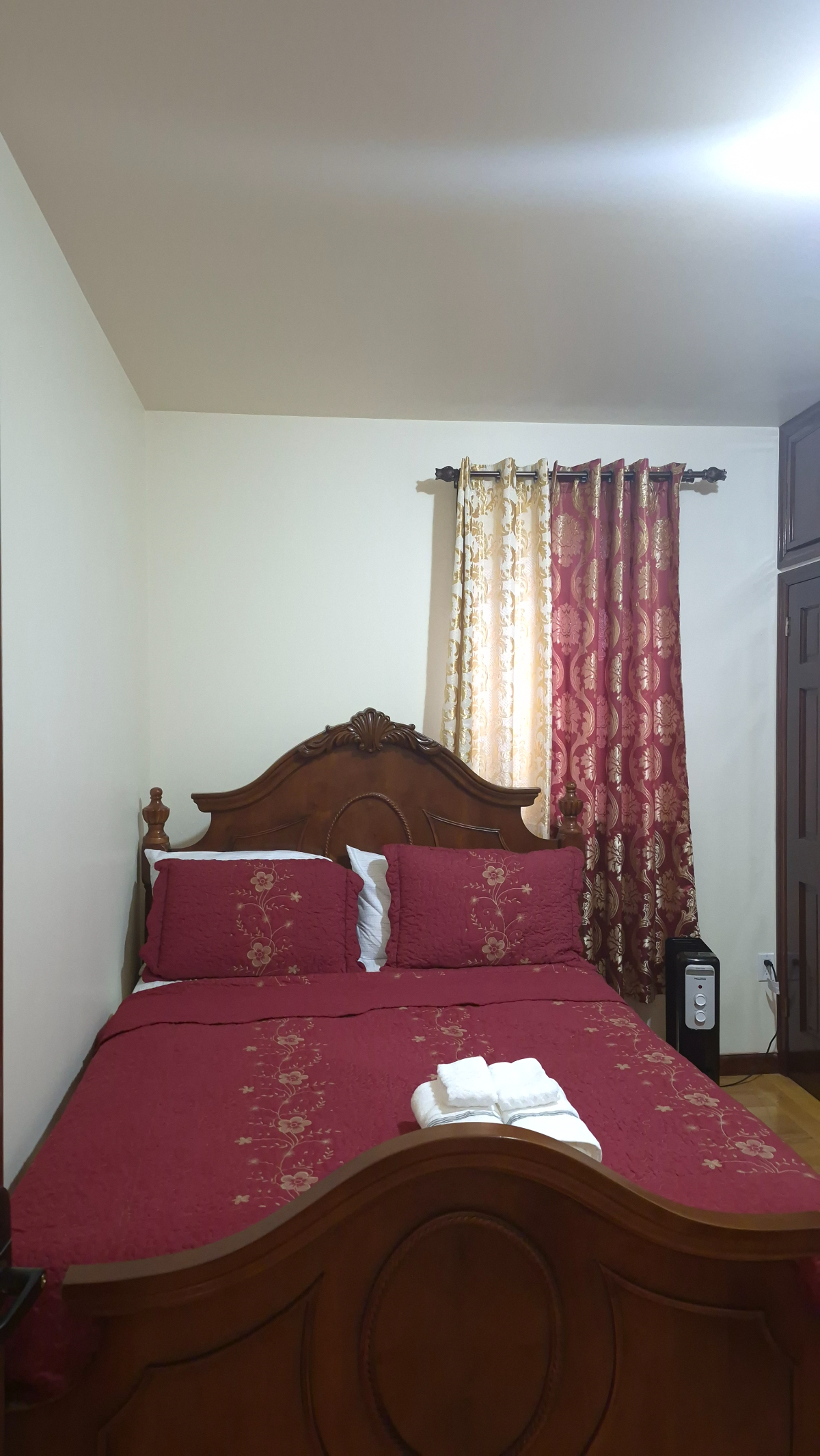 Elegant Private Room with Shared Living and Bathroom Space - Photo 12
