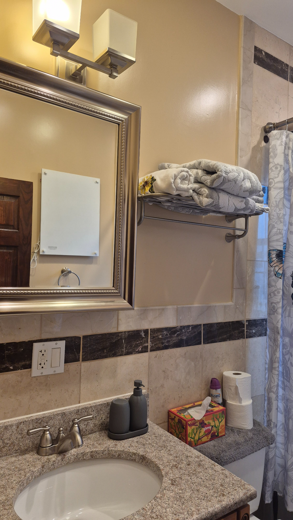 Elegant Private Room with Shared Living and Bathroom Space - Photo 6