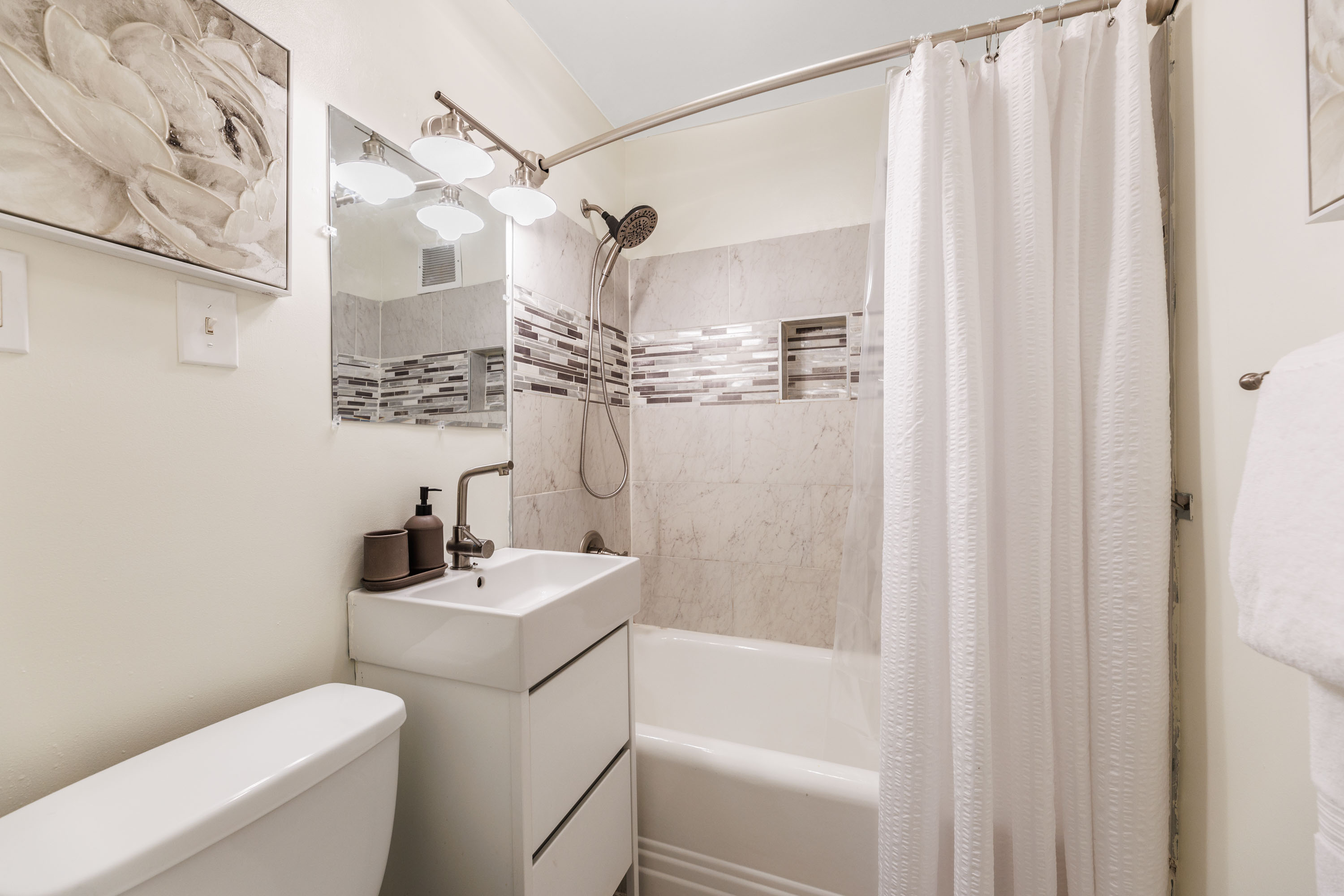 2BR Apartment Near Metro & Downtown  Parking - Photo 10