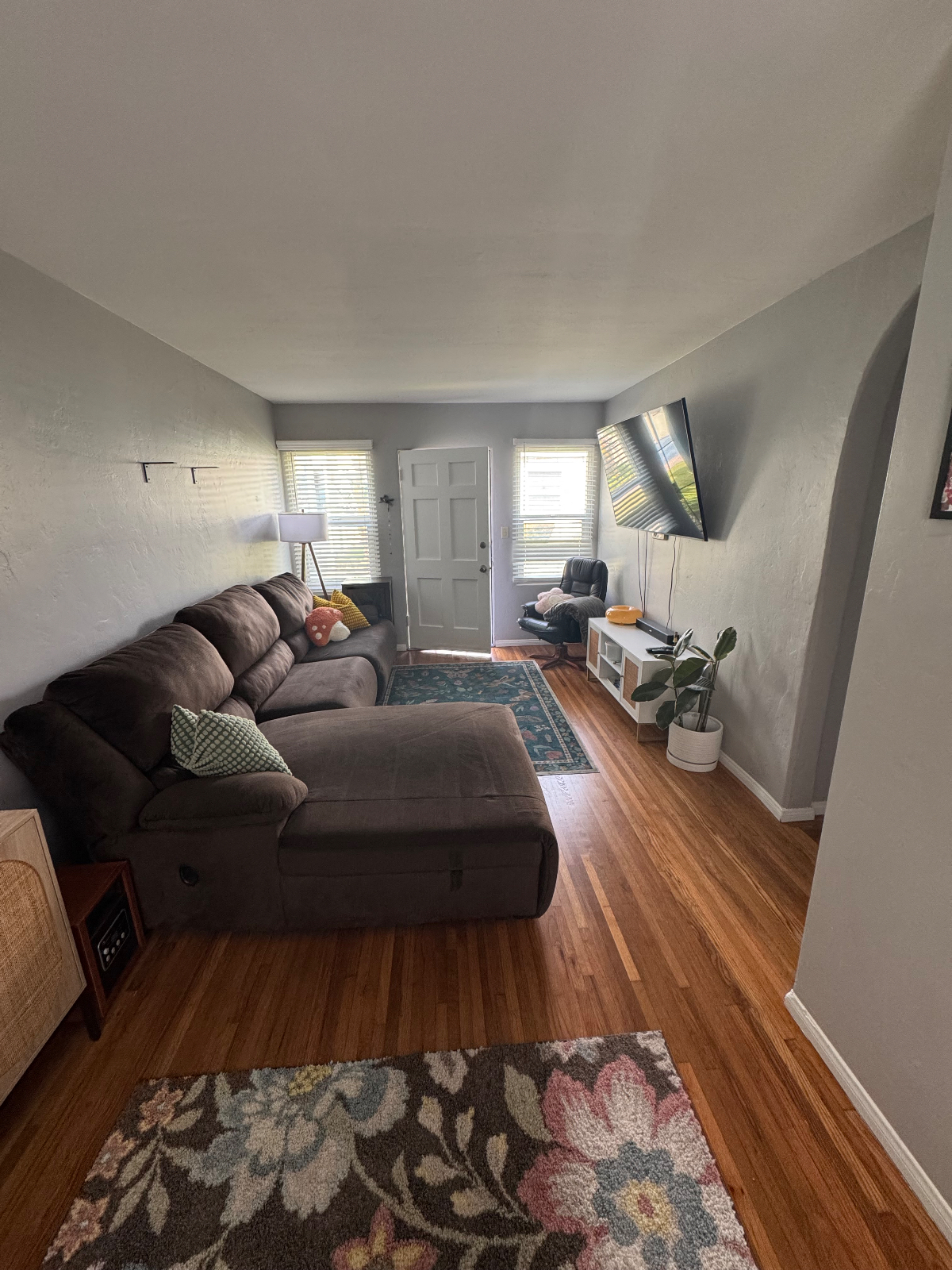 1 bedroom 1 bathroom apartment steps from the beach - Photo 2
