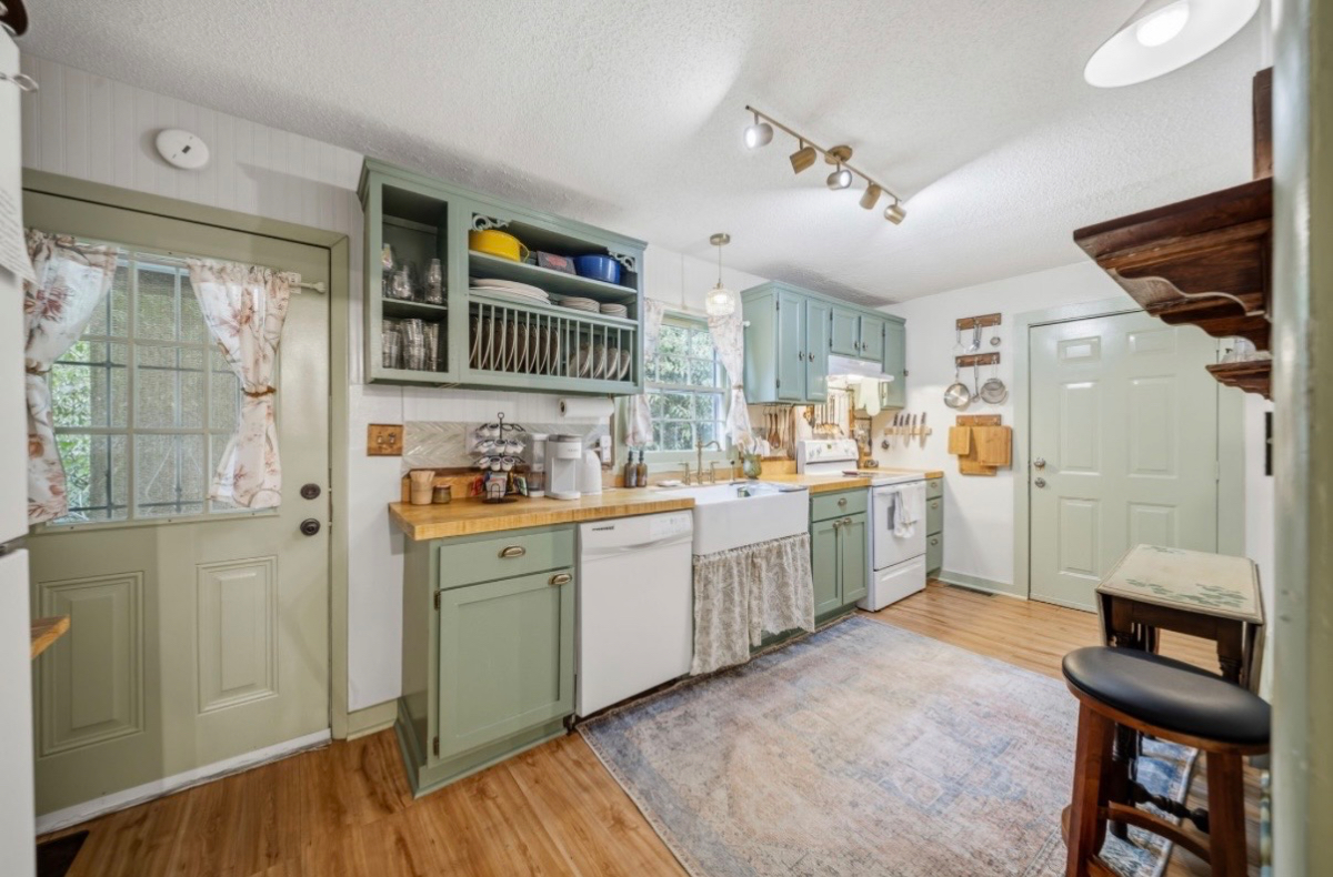NEWLY RENOVATED 2 Bedroom Apt in Historic Downtown - Photo 6