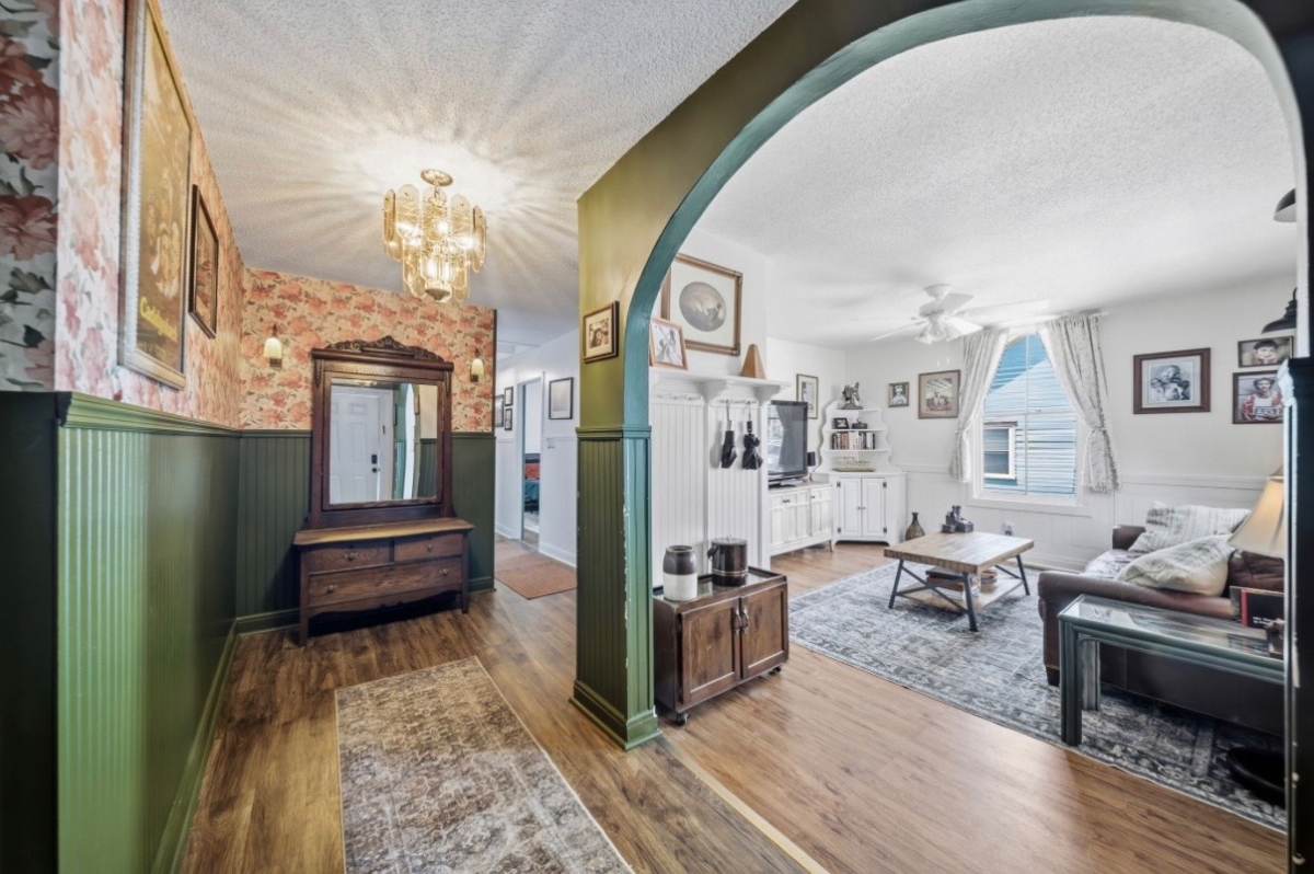 NEWLY RENOVATED 2 Bedroom Apt in Historic Downtown