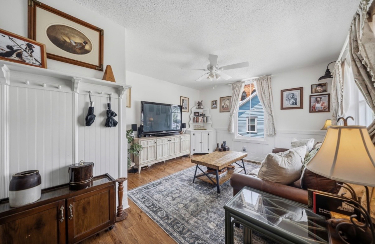 NEWLY RENOVATED 2 Bedroom Apt in Historic Downtown - Photo 4