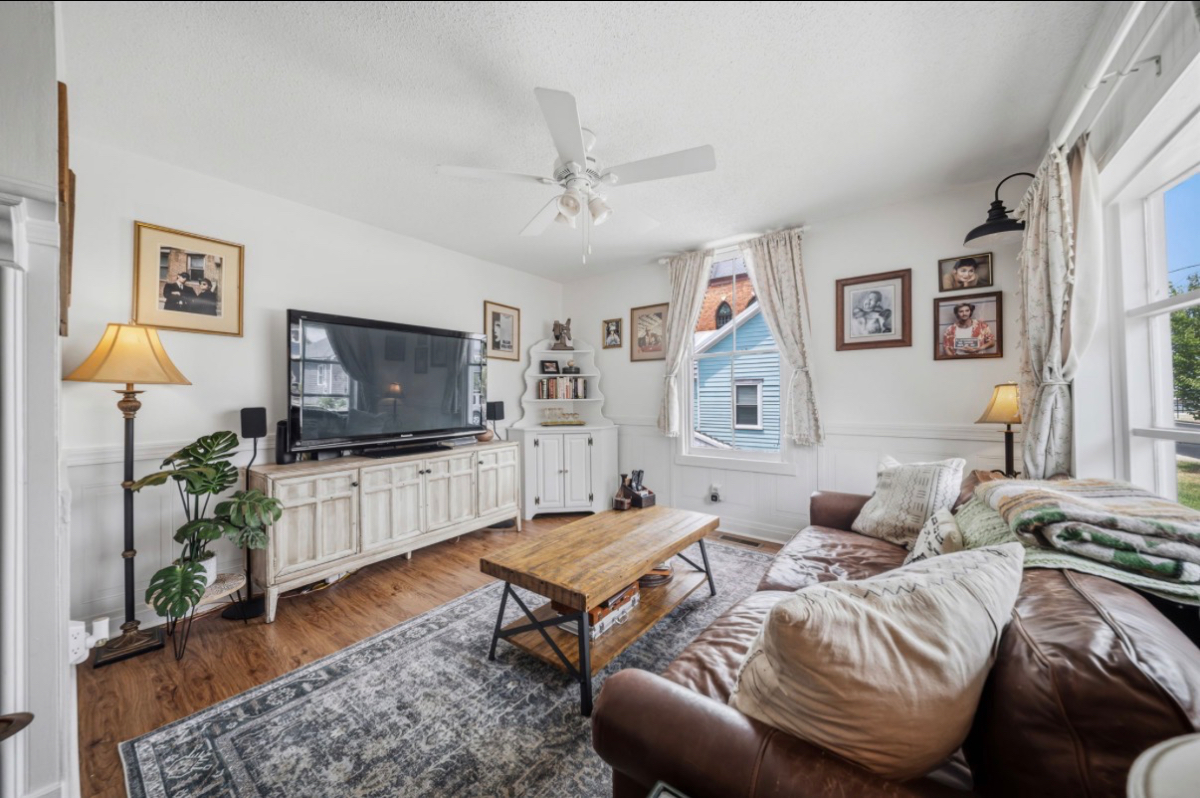 NEWLY RENOVATED 2 Bedroom Apt in Historic Downtown - Photo 5