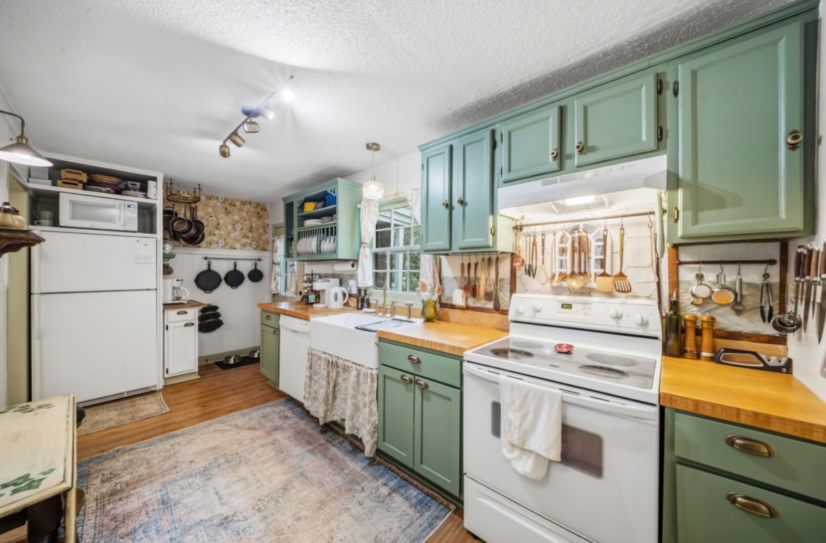 NEWLY RENOVATED 2 Bedroom Apt in Historic Downtown - Photo 9