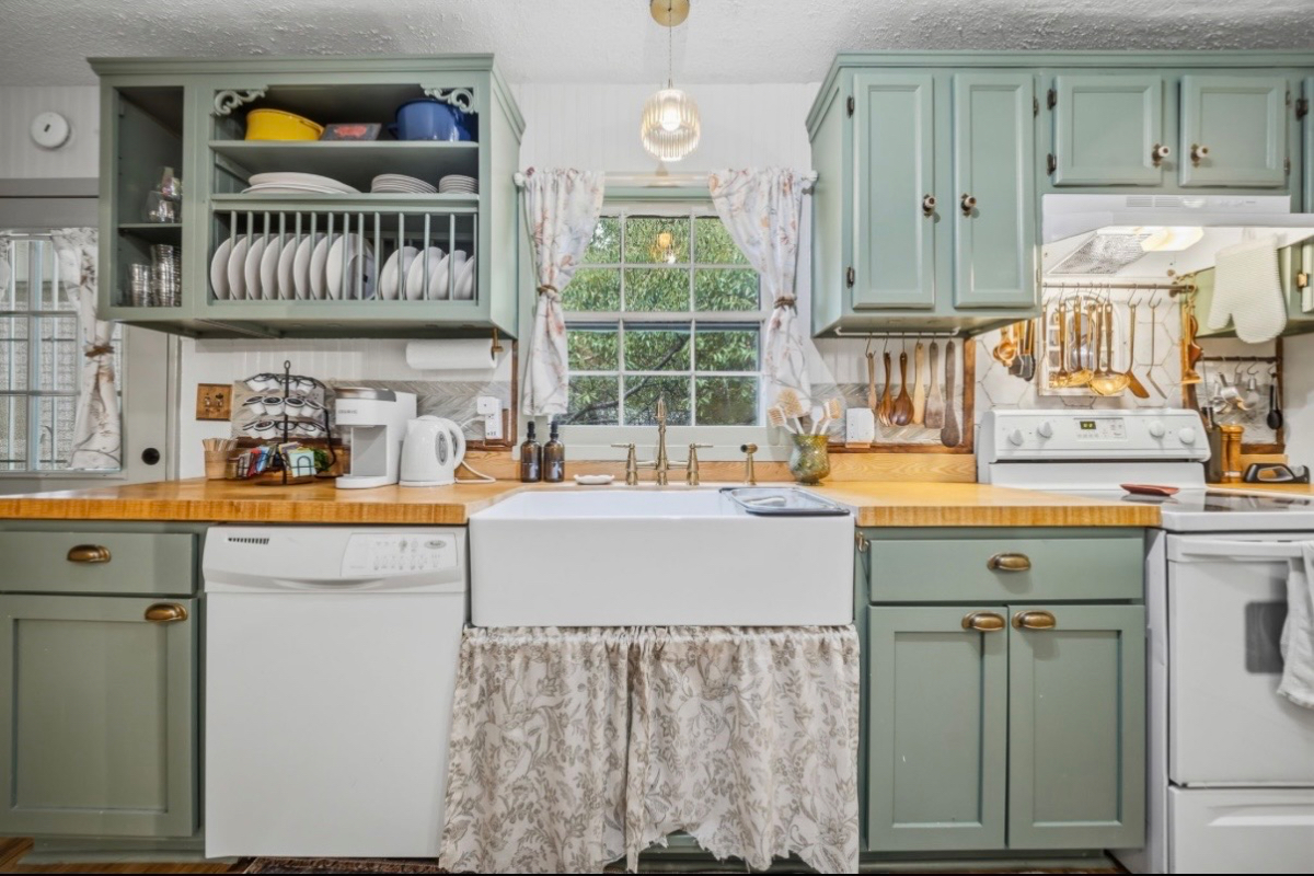 NEWLY RENOVATED 2 Bedroom Apt in Historic Downtown - Photo 7