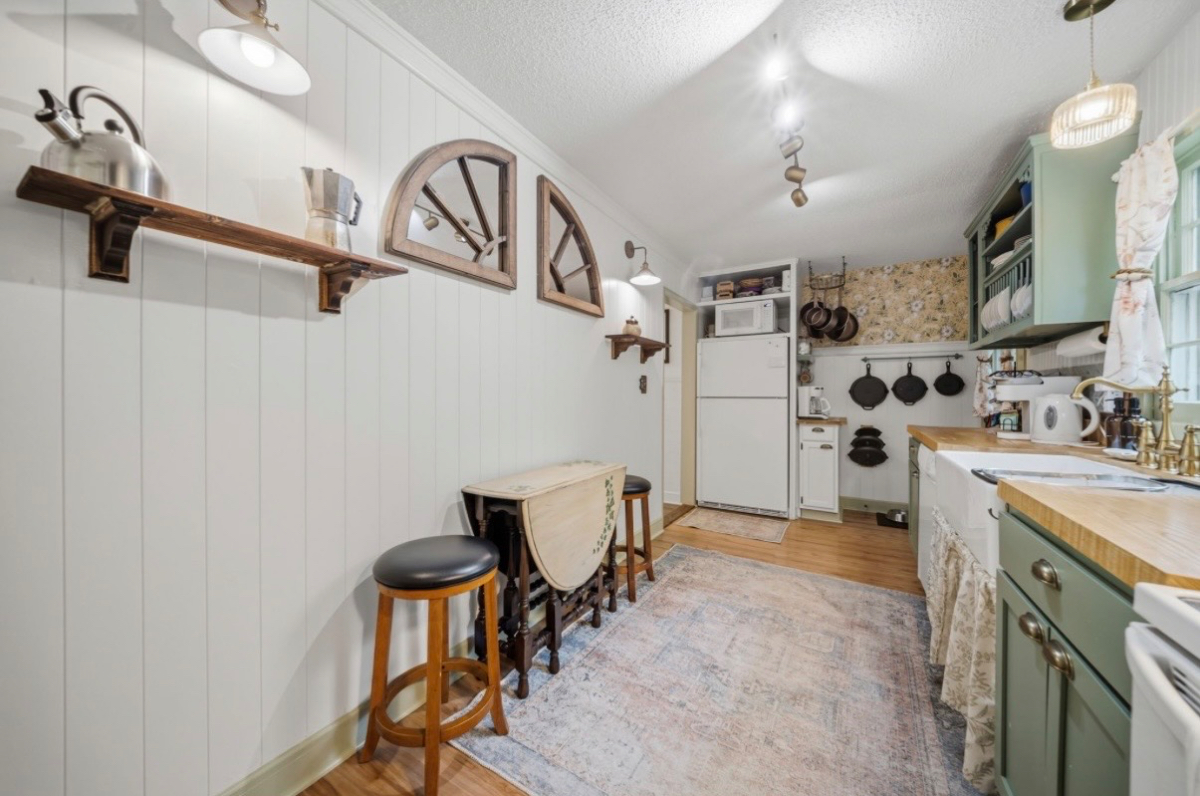 NEWLY RENOVATED 2 Bedroom Apt in Historic Downtown - Photo 10