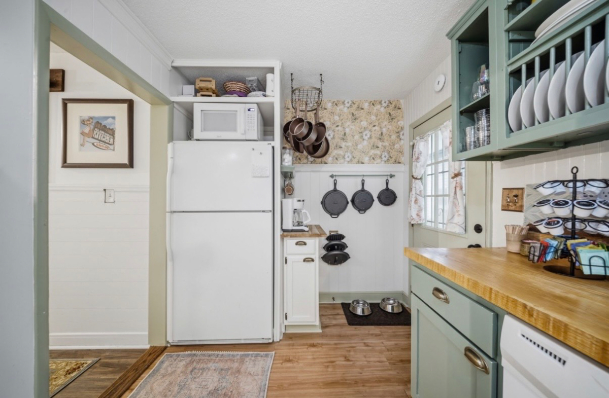NEWLY RENOVATED 2 Bedroom Apt in Historic Downtown - Photo 12
