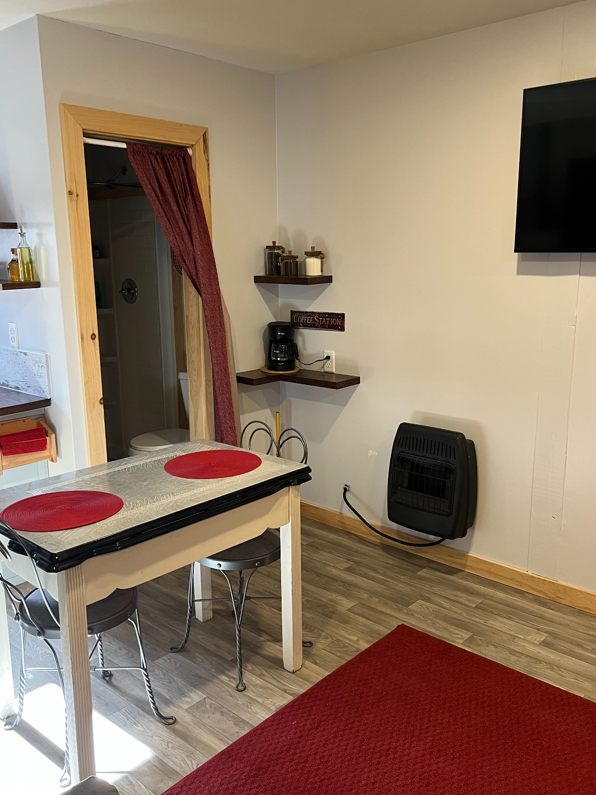 Cozy Studio Apartment conveniently located - Photo 2