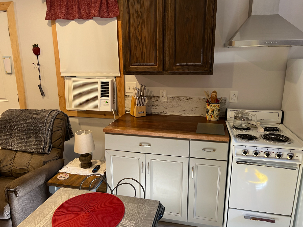 Cozy Studio Apartment conveniently located - Photo 3