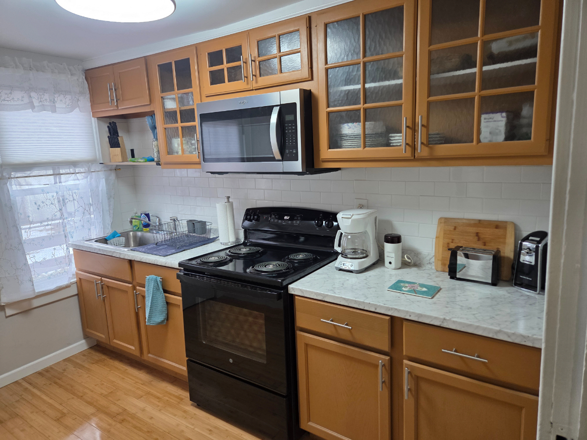 2 Bdrm 2nd Floor Apt in Historical GE... - Photo 3