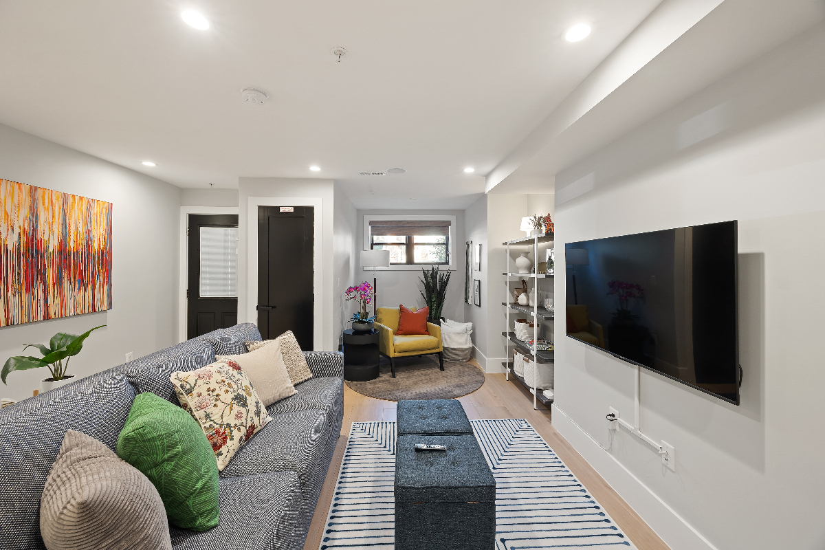 900sf Garden Suite | Mins to Hospitals | 2b/1ba - Queen&King | Indep HVAC & W/D | Fully Furnished w/ - Photo 1