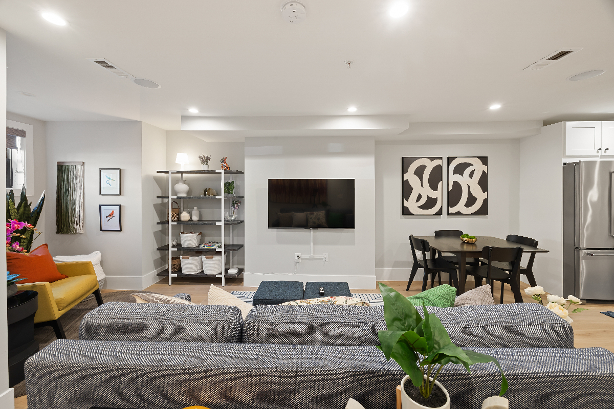 900sf Garden Suite | Mins to Hospitals | 2b/1ba - Queen&King | Indep HVAC & W/D | Fully Furnished w/ - Photo 3
