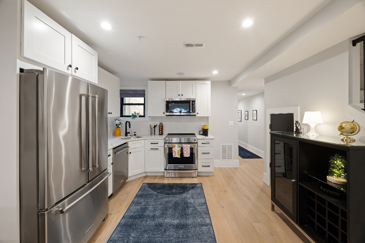 900sf Garden Suite | Mins to Hospitals | 2b/1ba - Queen&King | Indep HVAC & W/D | Fully Furnished w/ - Photo 4