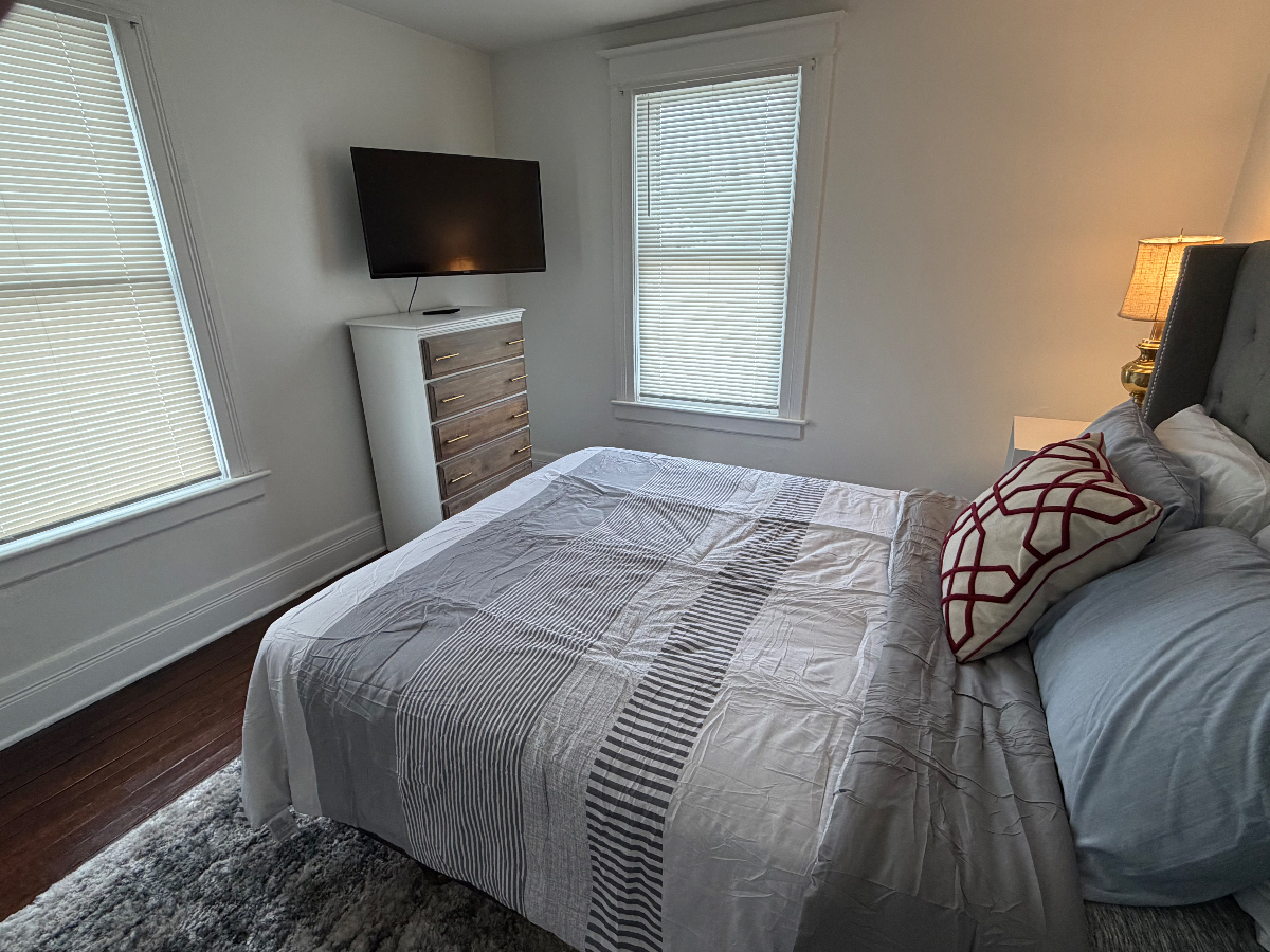 2 minutes from Rochester General - Upstairs Unit - Quiet Neighborhood - Photo 2