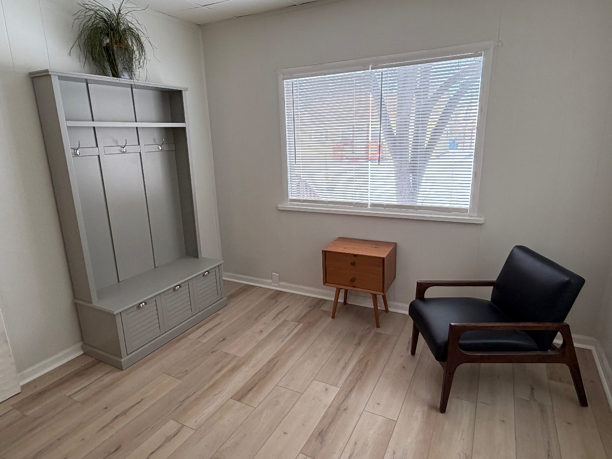 2 minutes from Rochester General - Upstairs Unit - Quiet Neighborhood - Photo 1