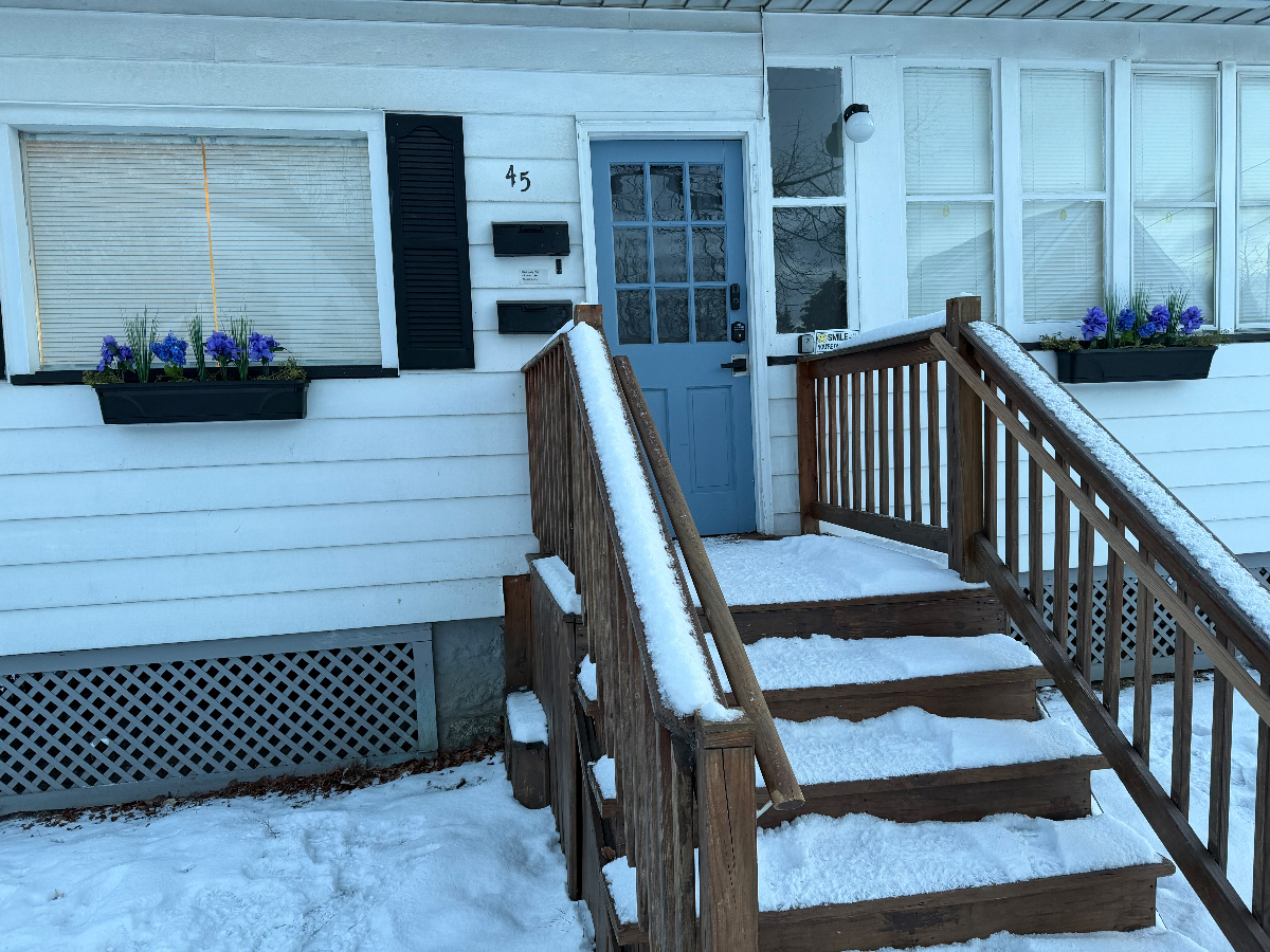 2 minutes from Rochester General - Upstairs Unit - Quiet Neighborhood - Photo 3