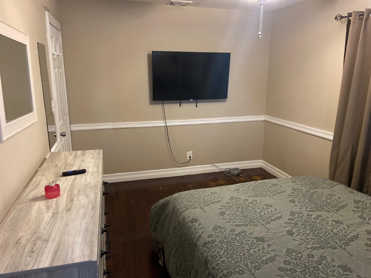 Furnished One Bedroom - Photo 5