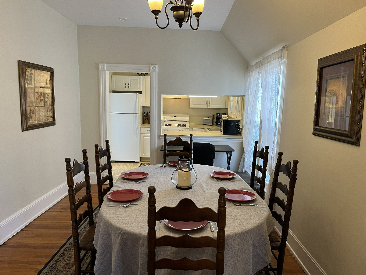 Gingerbread Victorian - Photo 12