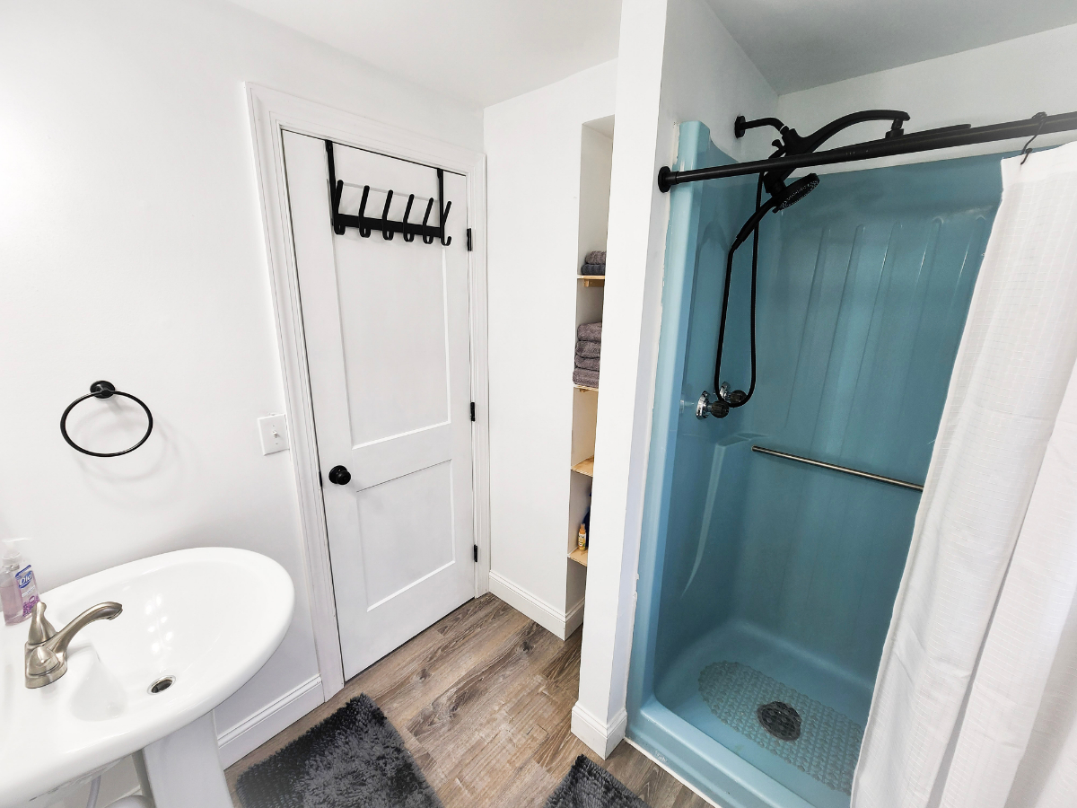Renovated 2 bed apartment - Photo 8