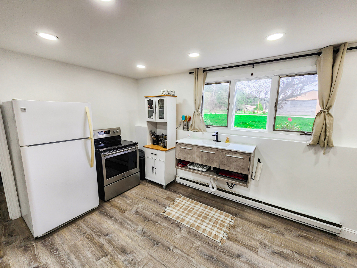 Renovated 2 bed apartment - Photo 10