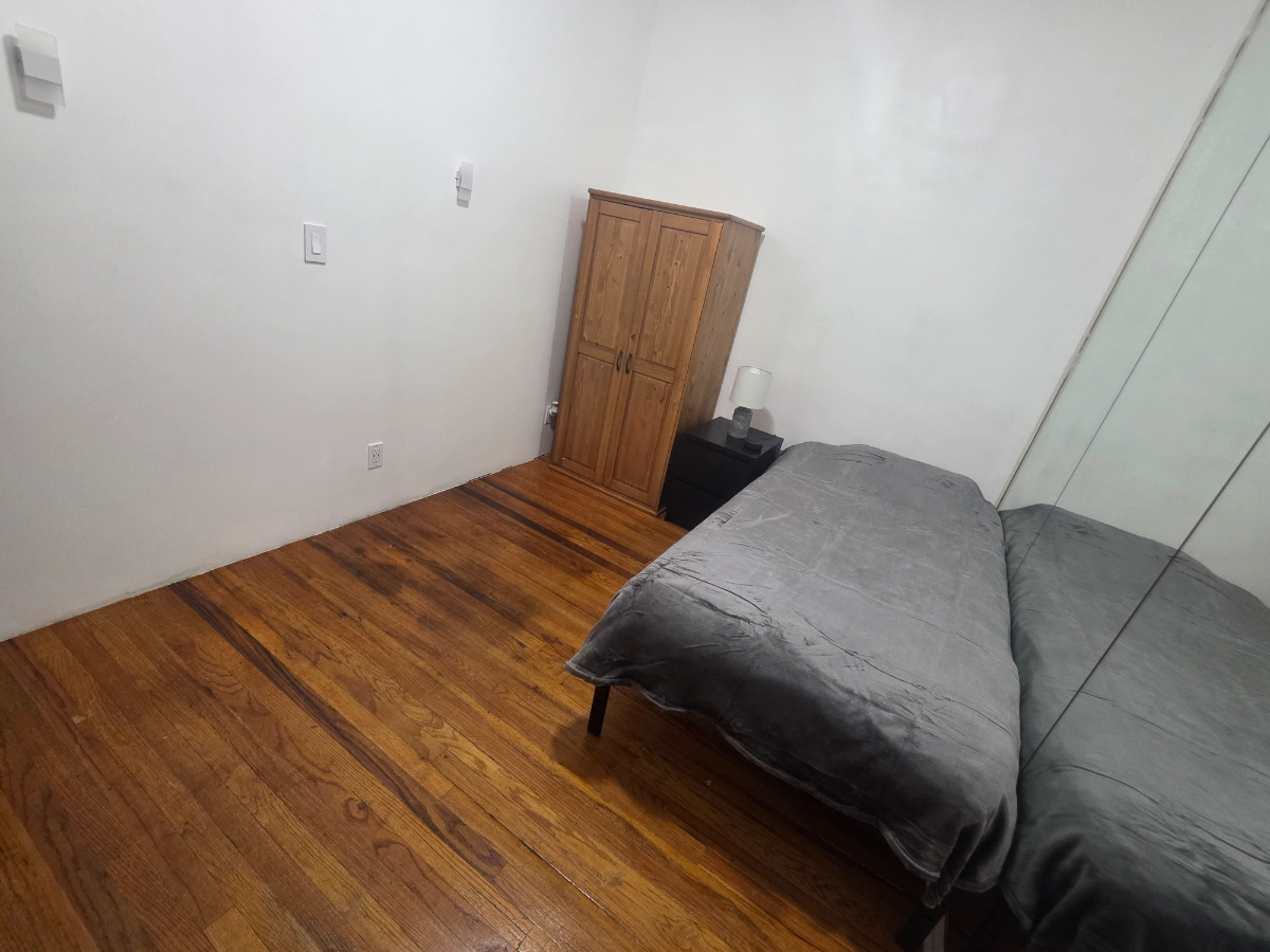 Private Modern Room Laundry Included Flatlands, Brooklyn - Photo 3