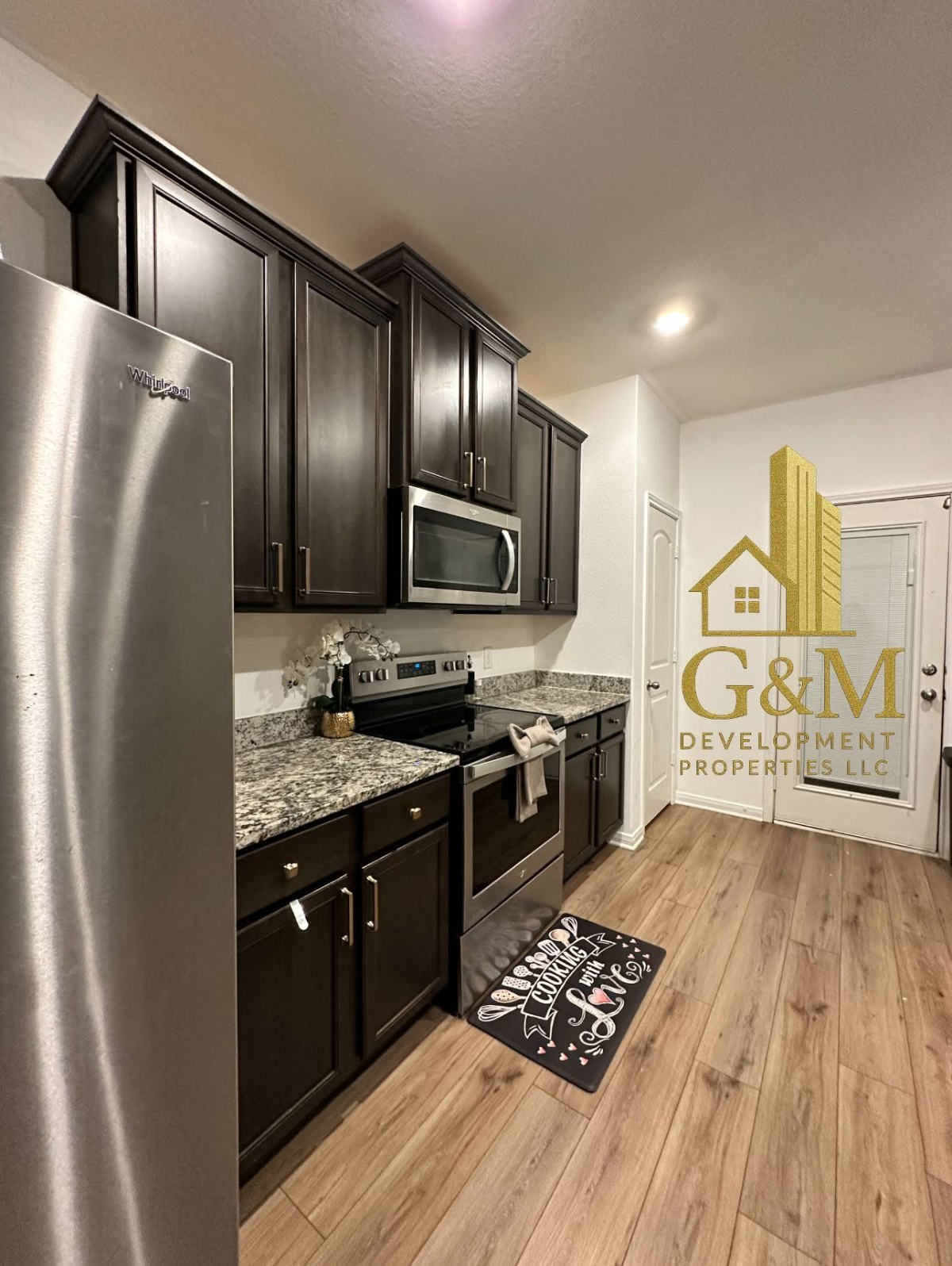 Comfortable 3 Bedroom Home in a Calm Neighborhood - Photo 4