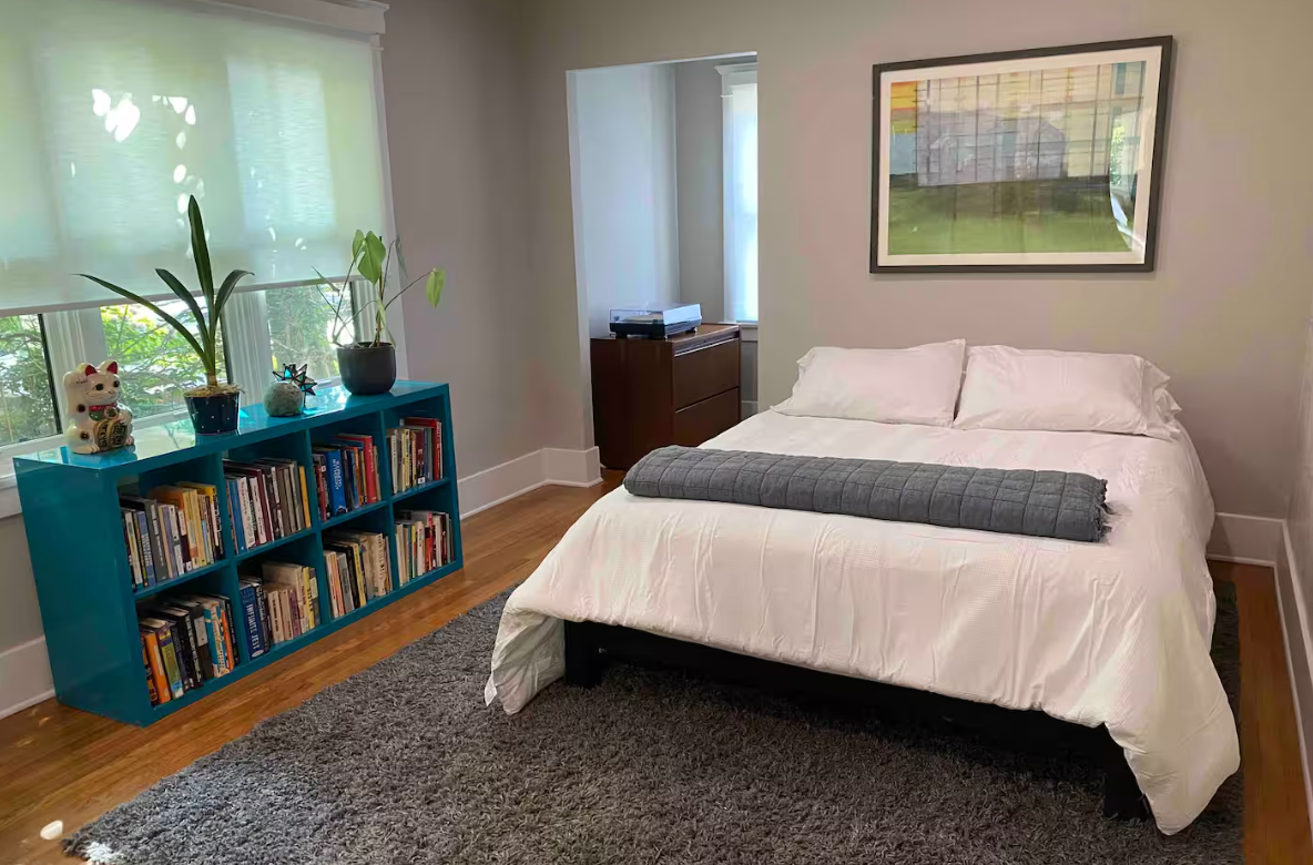 Large private room one block off Figueroa in Highland Park - Photo 1