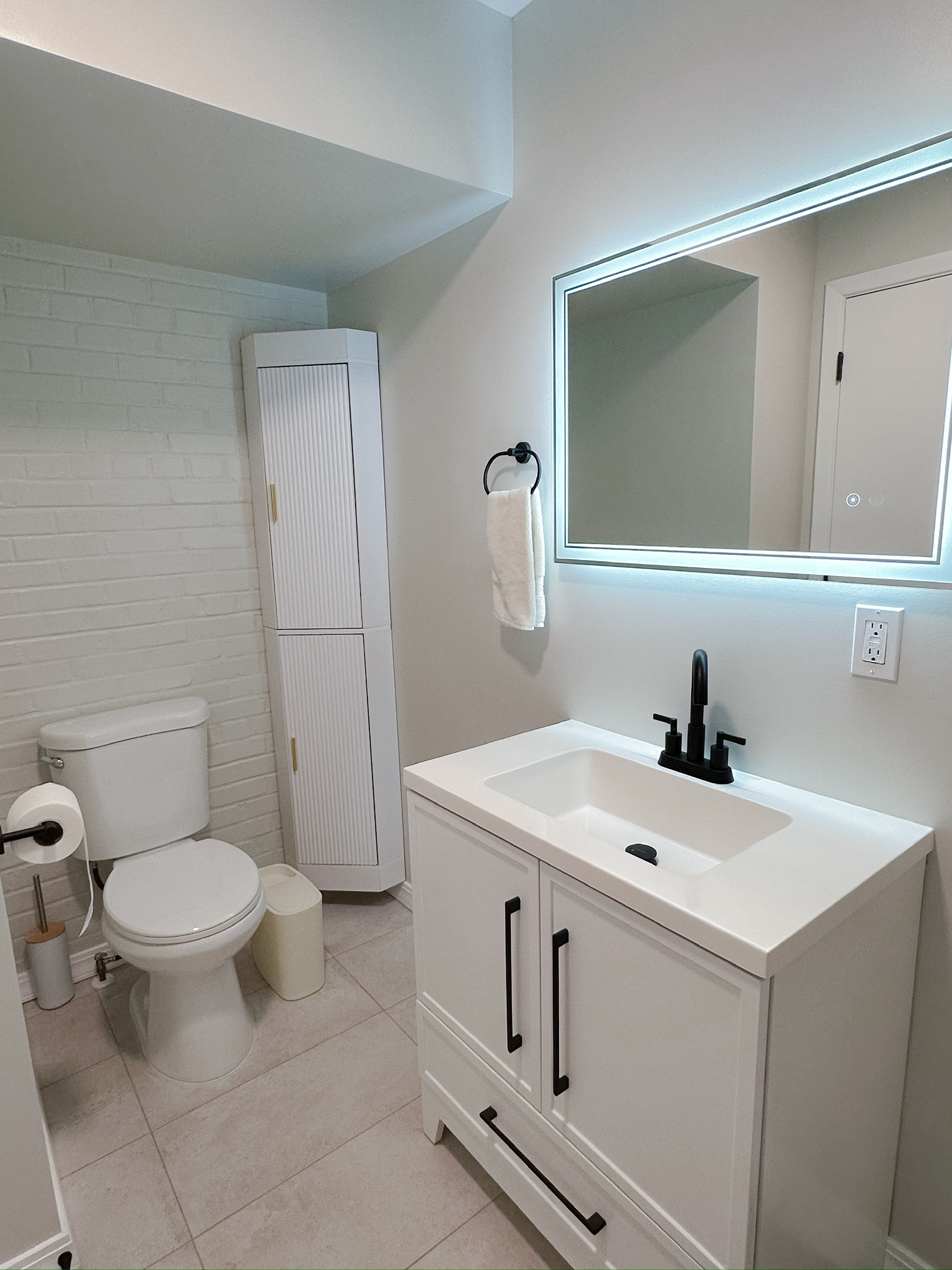 Cozy Private Room with Private External Bathroom - Photo 5