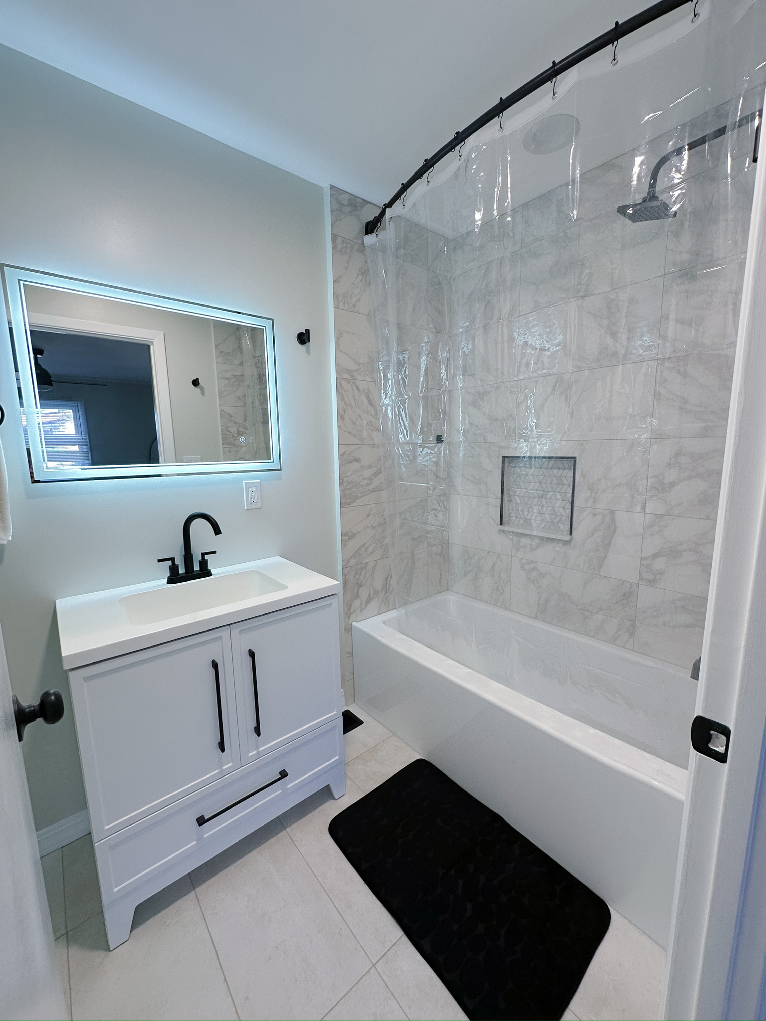 Cozy Private Room with Private External Bathroom - Photo 6